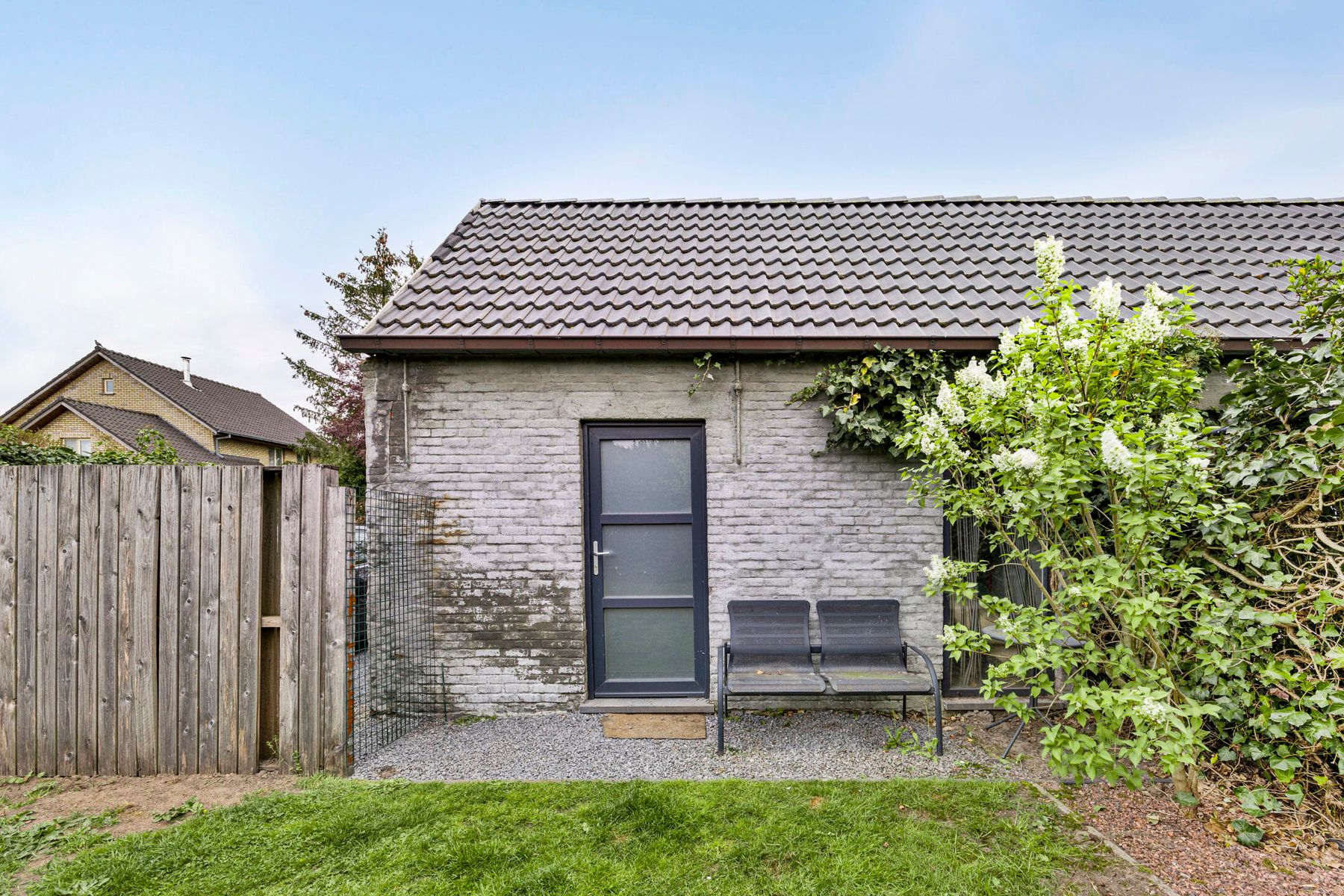 Instapklare starterswoning met parkeerplaats en hobbyruimte foto 17