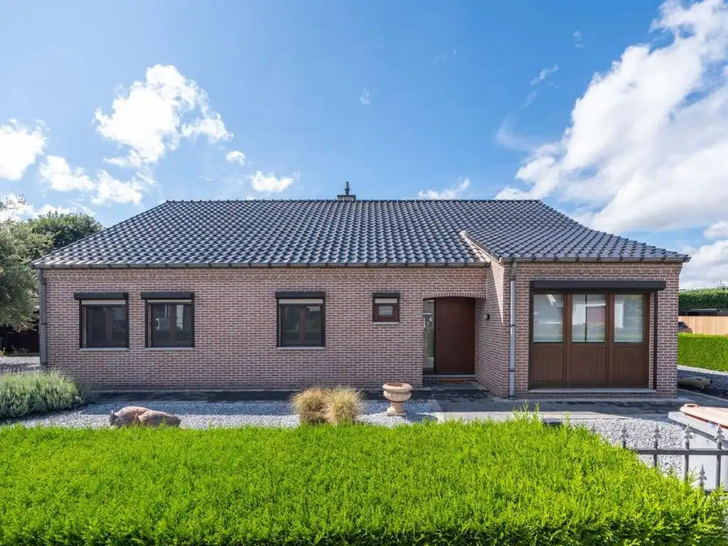 Zeer goed onderhouden vrijstaande woning met veranda en carport foto 2