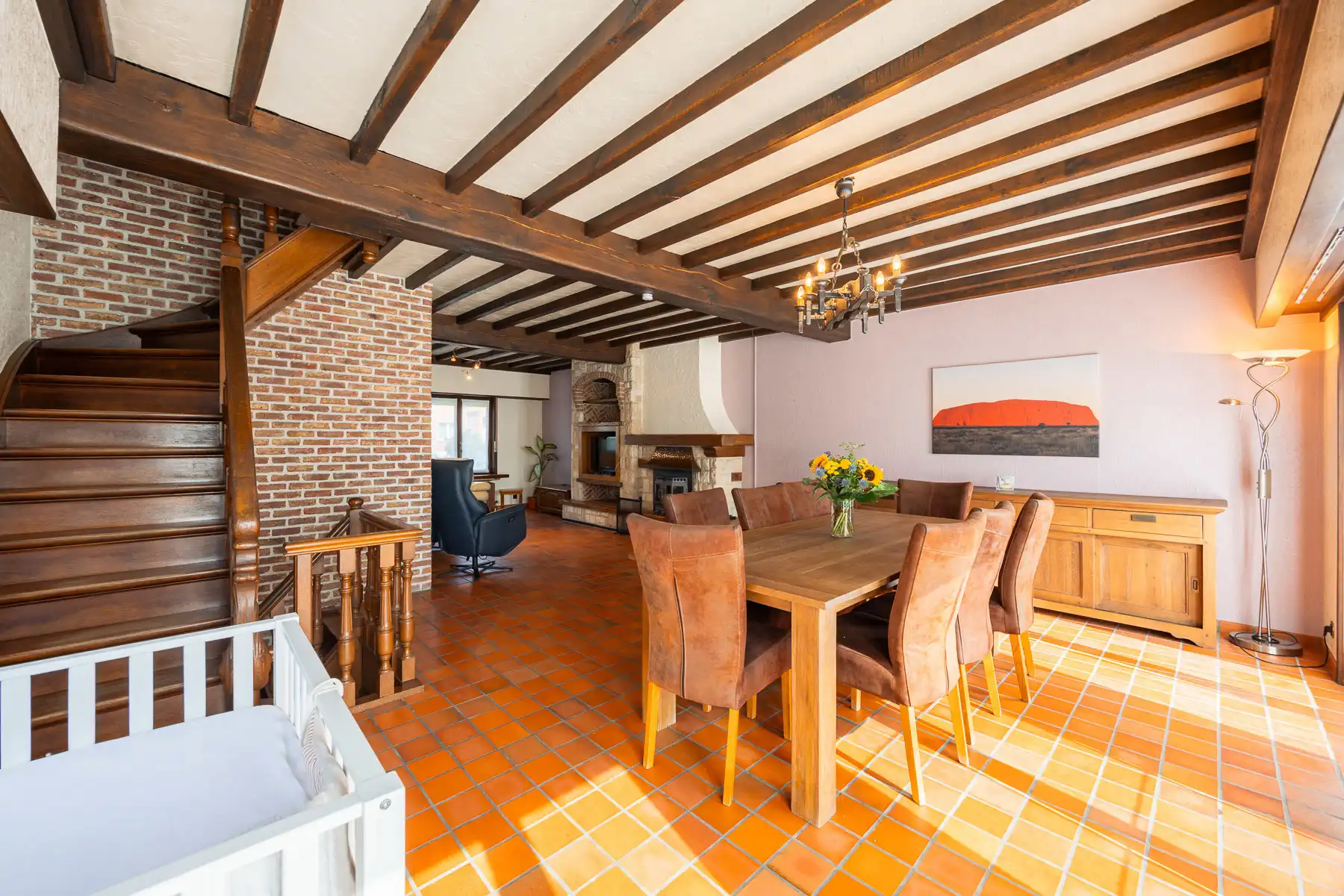 Verrassend ruime halfopen woning met omheinde tuin foto 8