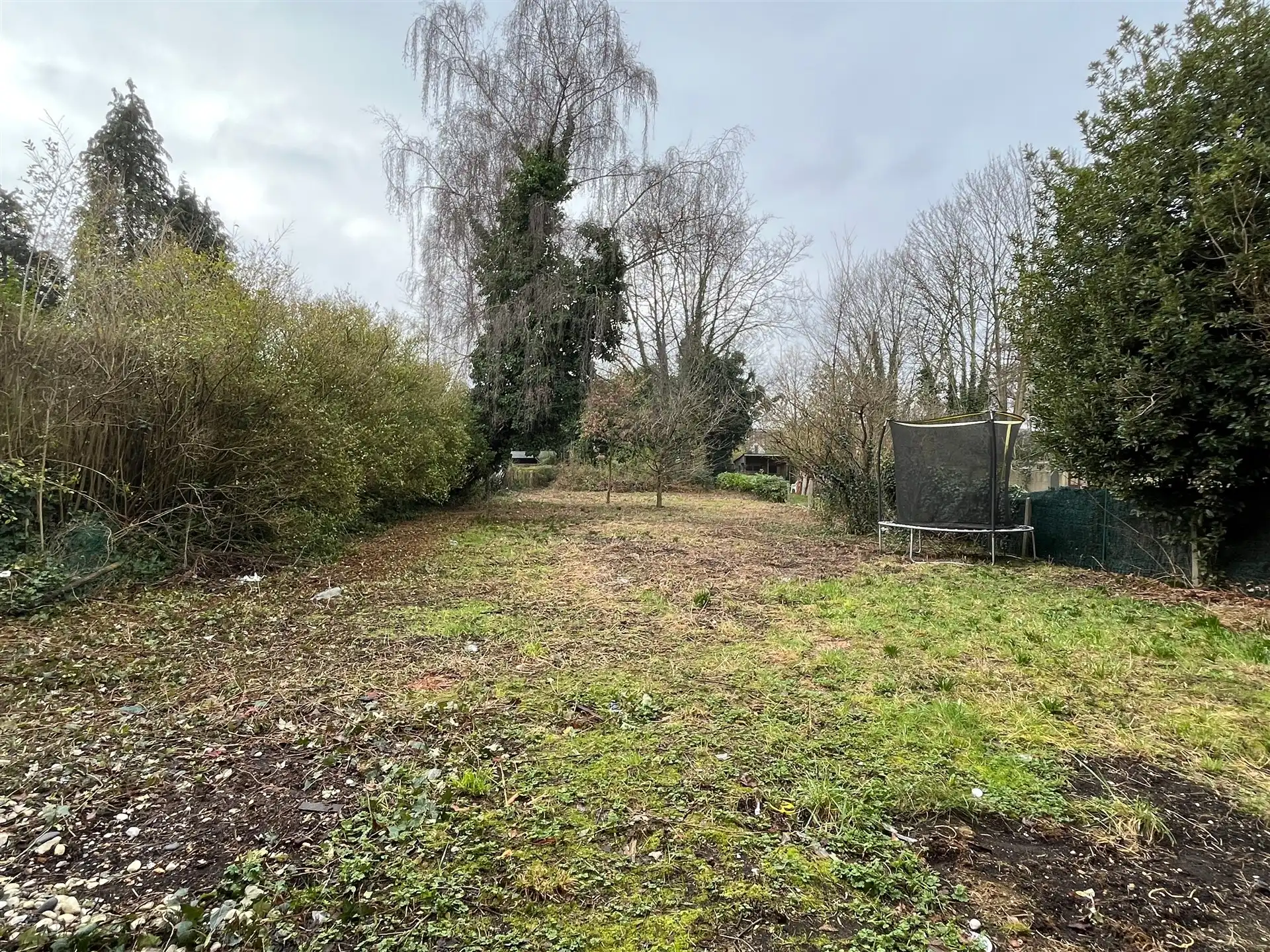 Appartementsgebouw met parking en zeer grote tuin! foto 17