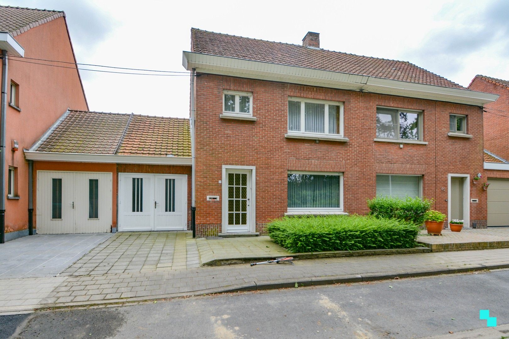 Aantrekkelijk gelegen, te renoveren woning te Izegem foto 2