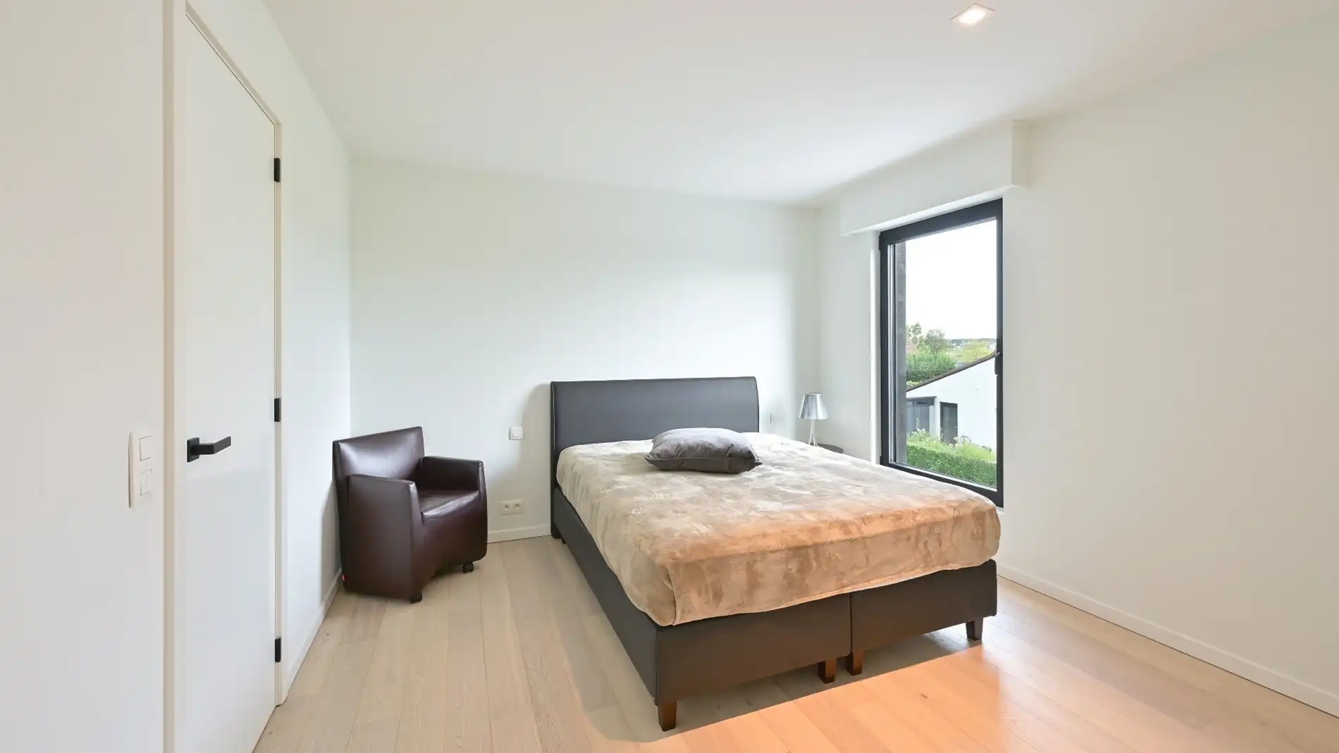 Hedendaagse villa (°2017) gelegen vlakbij het centrum van Knokke. foto 26