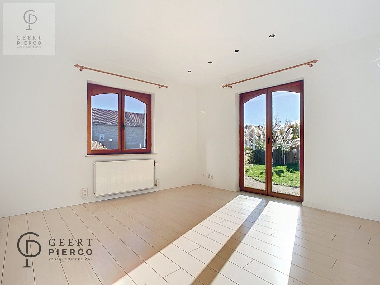 Ruime bungalow met drie slaapkamers en inpandige garage op een perceel van 10a37ca. foto 24