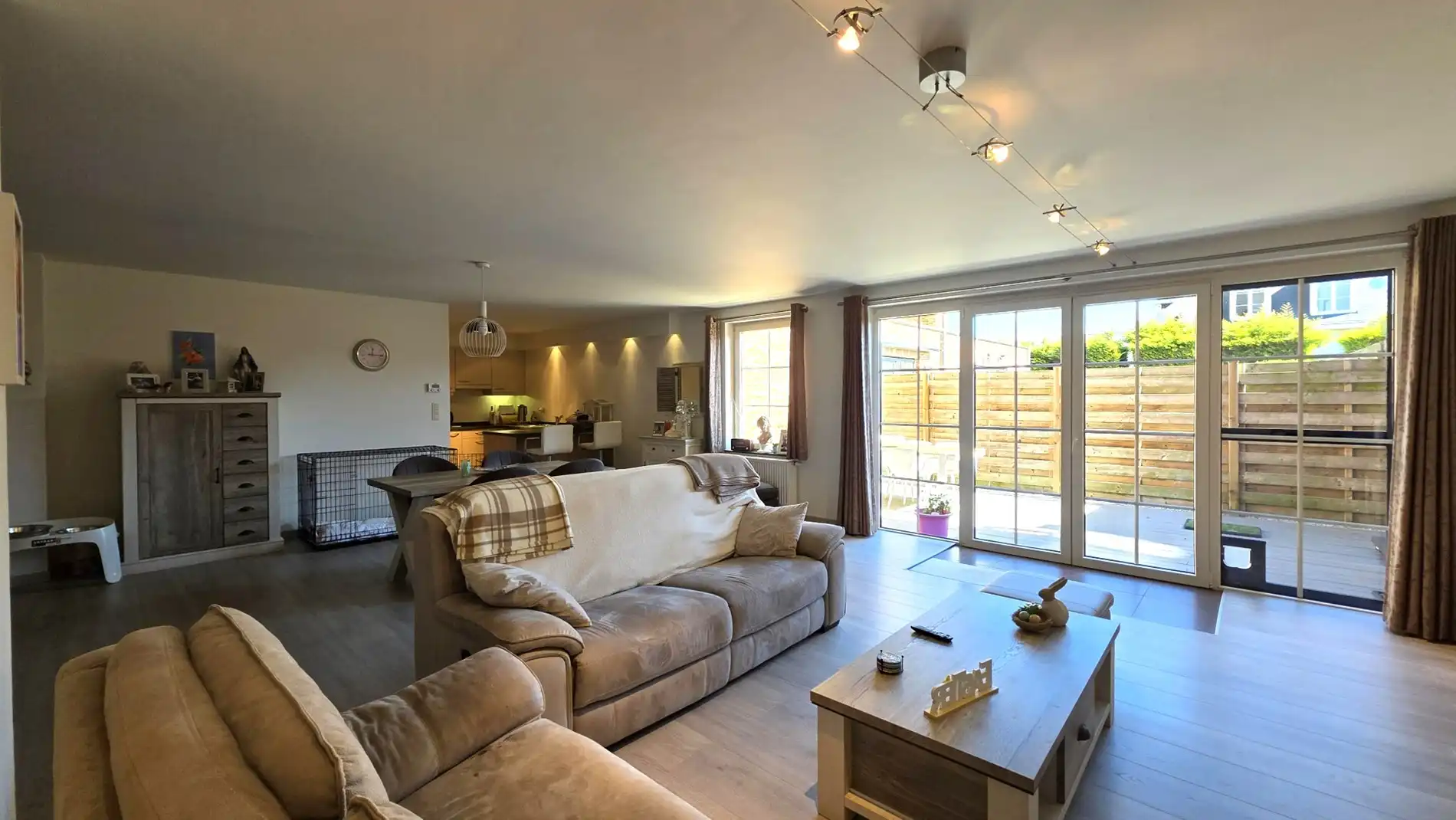 Instapklaar en stijlvol gelijkvloers appartement met privatief terras foto 3