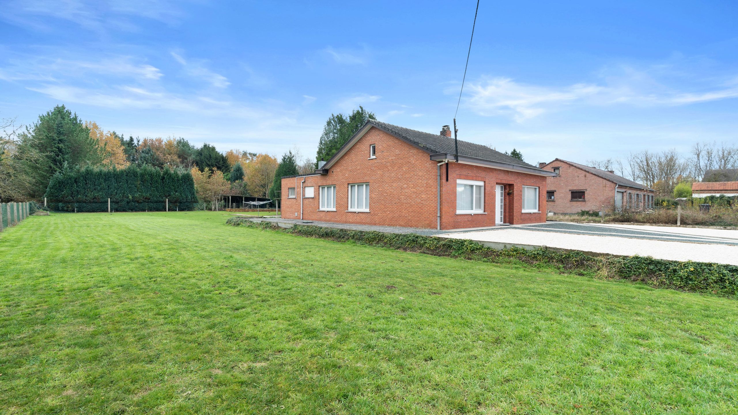 Landelijk gelegen woning op 50 are grond. foto {{pictureIndex}}