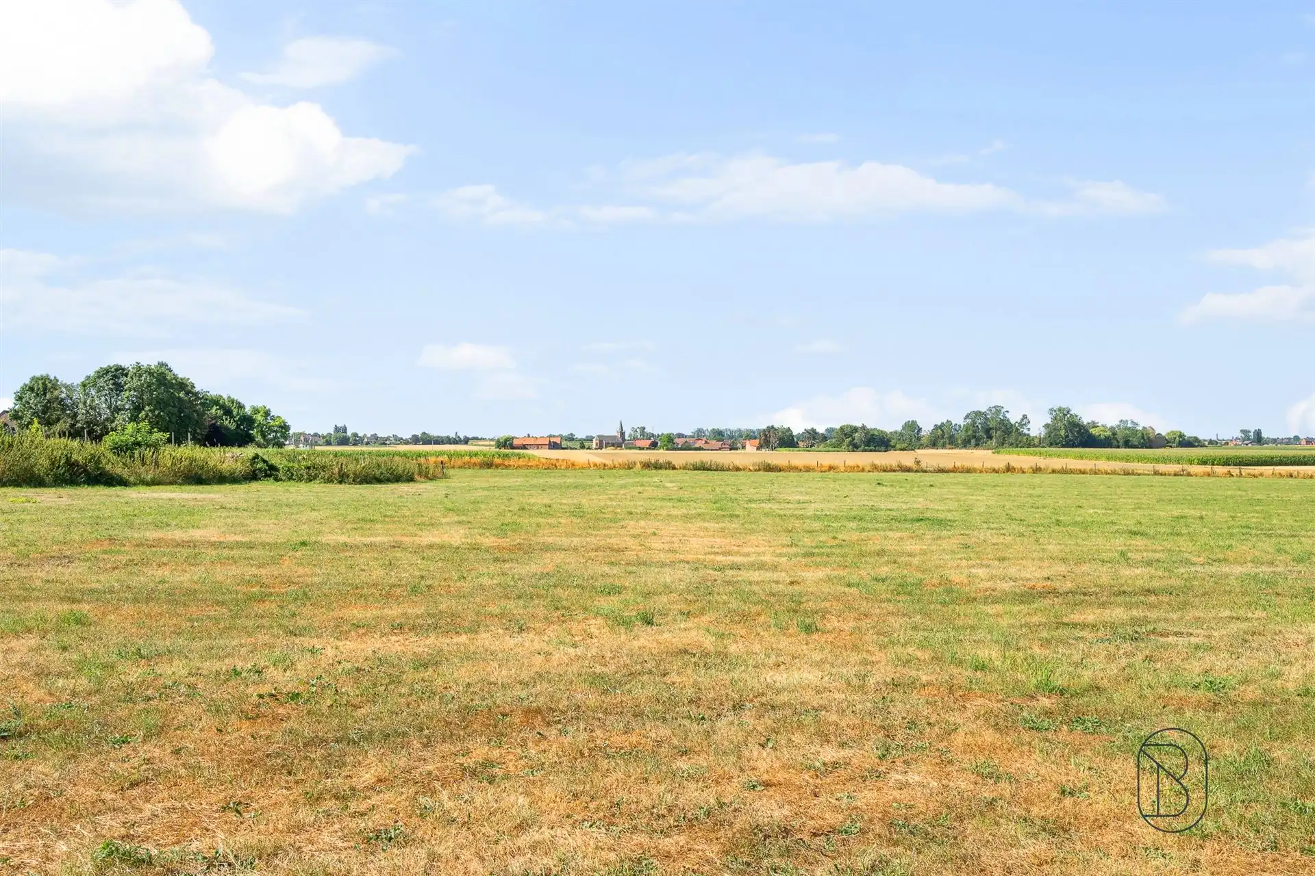 Mooie bouwgrond op een uitstekende locatie foto {{pictureIndex}}