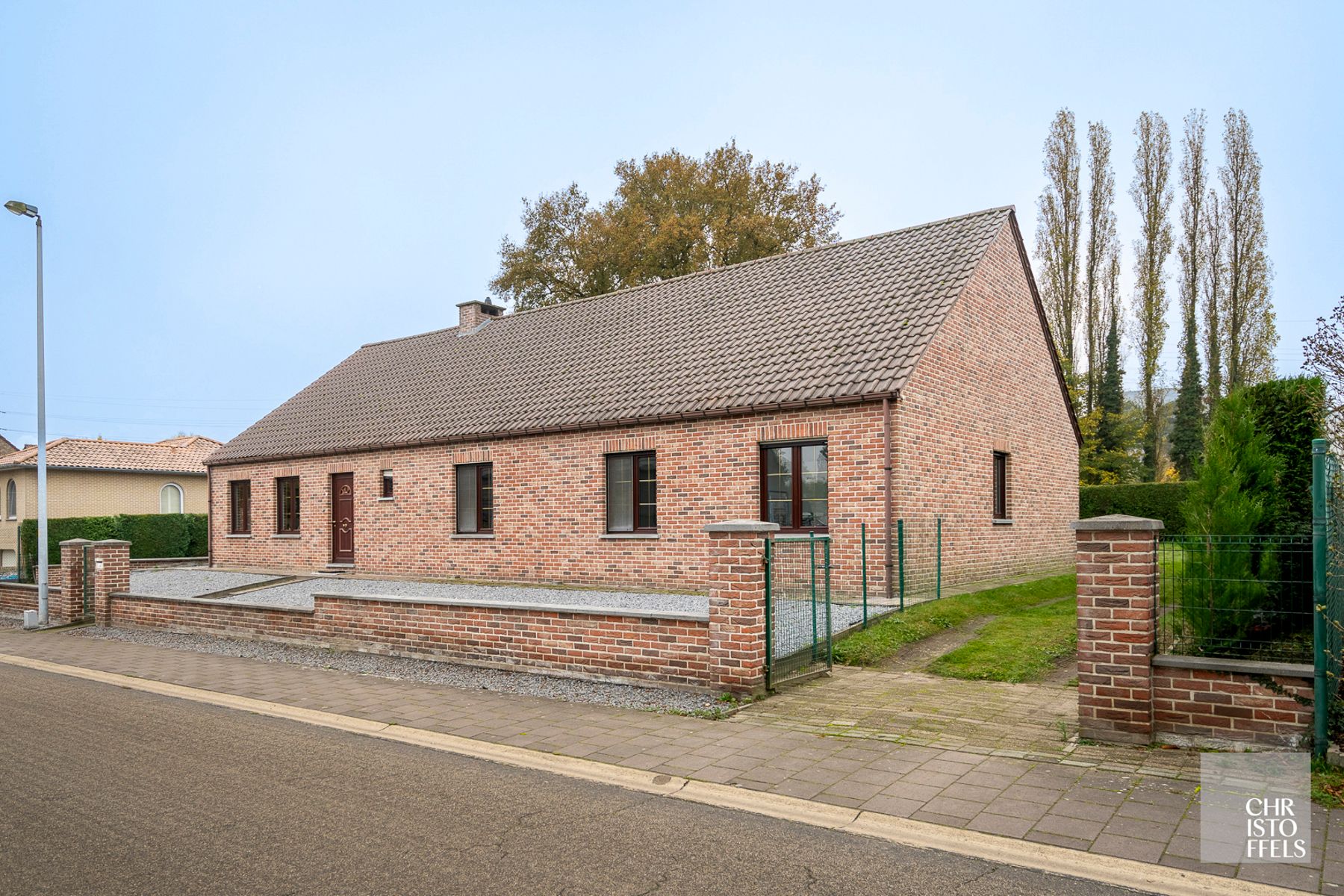 Ruime gezinswoning mét enorm potentieel, op een perceel van 1190m² en nabij Genk centrum! foto 2