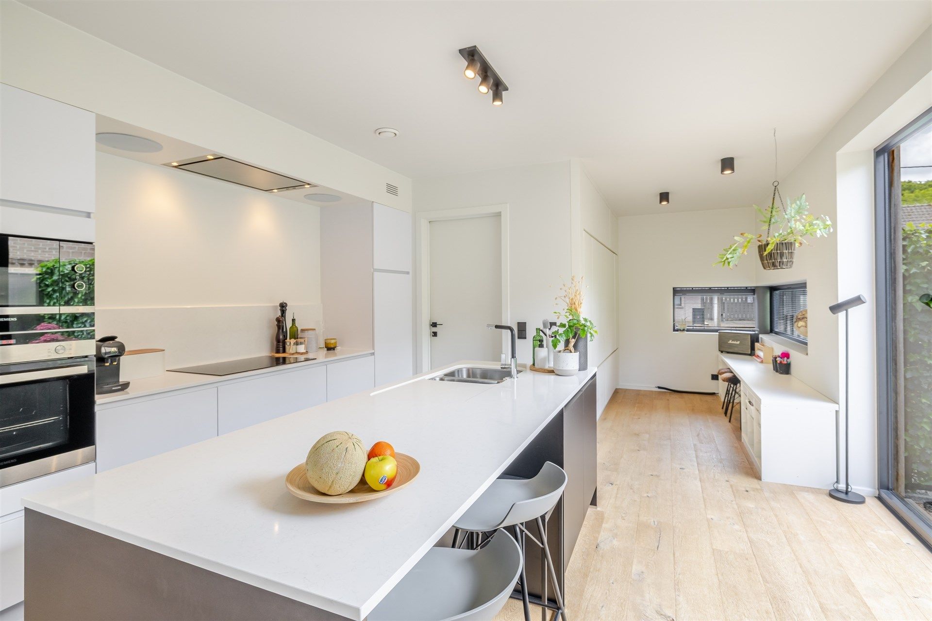 Subliem afgewerkte woning met tuin op topligging foto 5