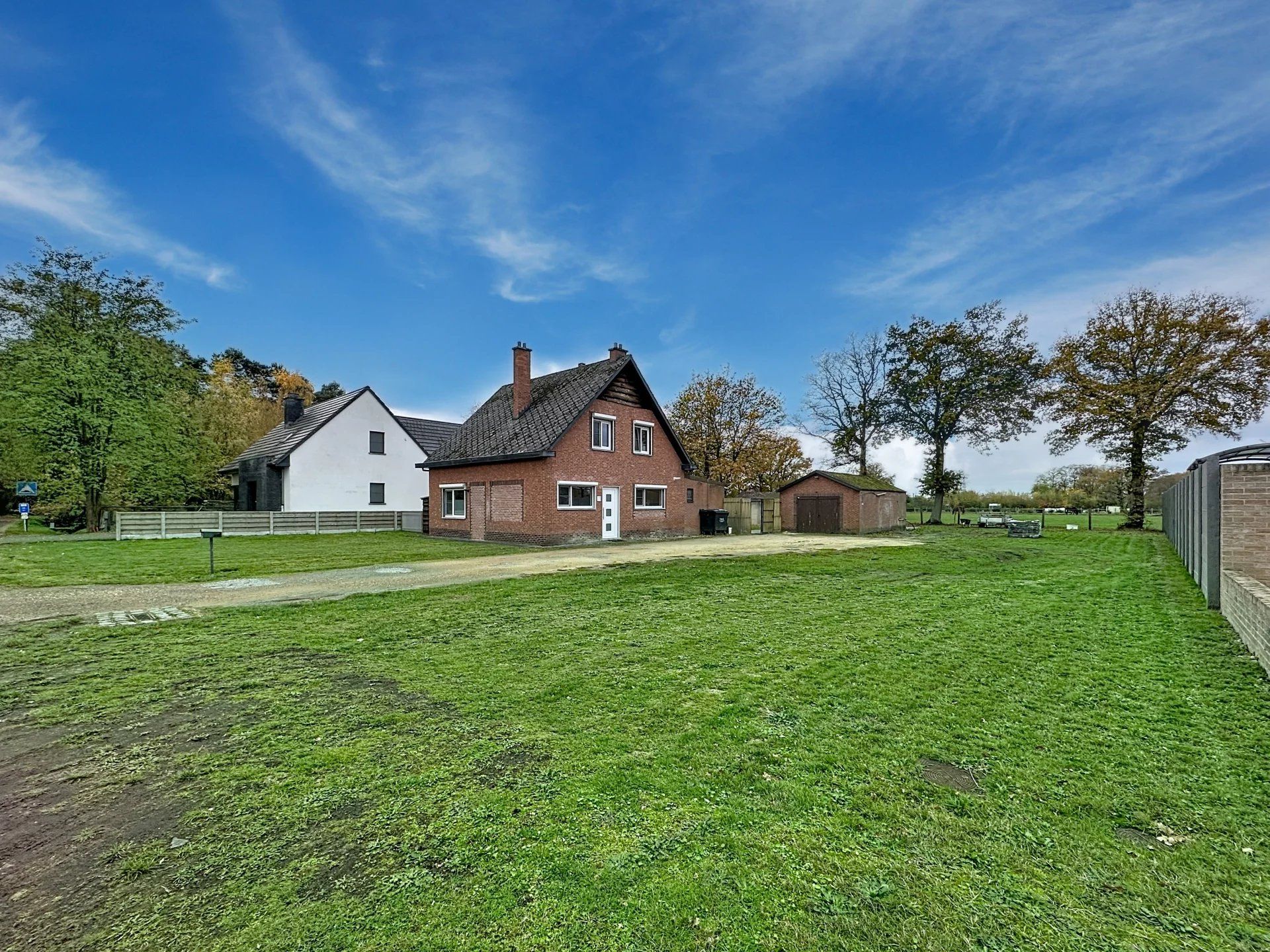 Hoofdfoto van de publicatie: Op te frissen woning met 3 slaapkamers, op een groot perceel, eventueel 2 bouwplaatsen