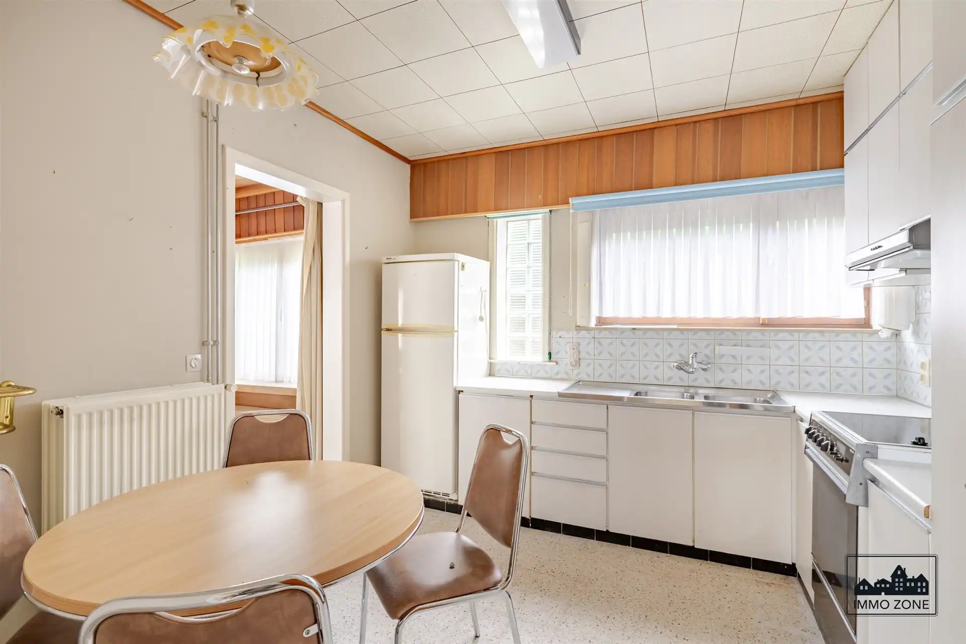 bungalow op goede locatie met 1353 m² grond foto 4