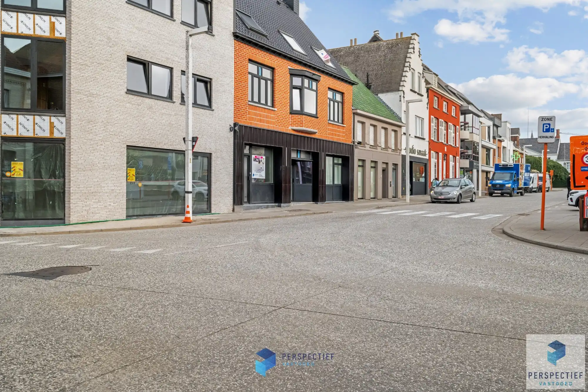 GELIJKVLOERS NIEUWBOUWAPPARTEMENT met STADSTUIN foto {{pictureIndex}}