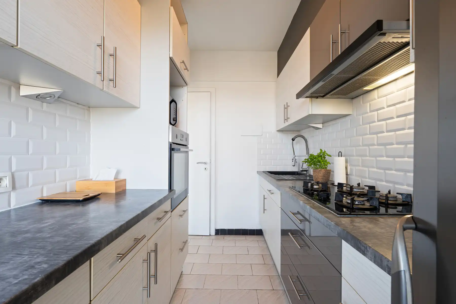 Sky-high Living in Anderlecht: Modern 2-Slpk Appartement met Fenomenaal Uitzicht foto 14