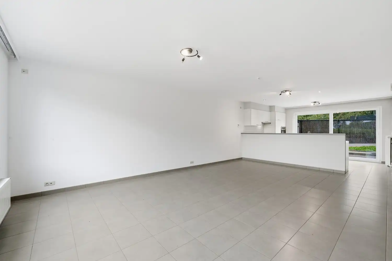 IZENBERGE: Recente rijwoning met alle comfort, 3 slaapkamers, gezellig tuintje en garage op 151m² grondopp. foto 2