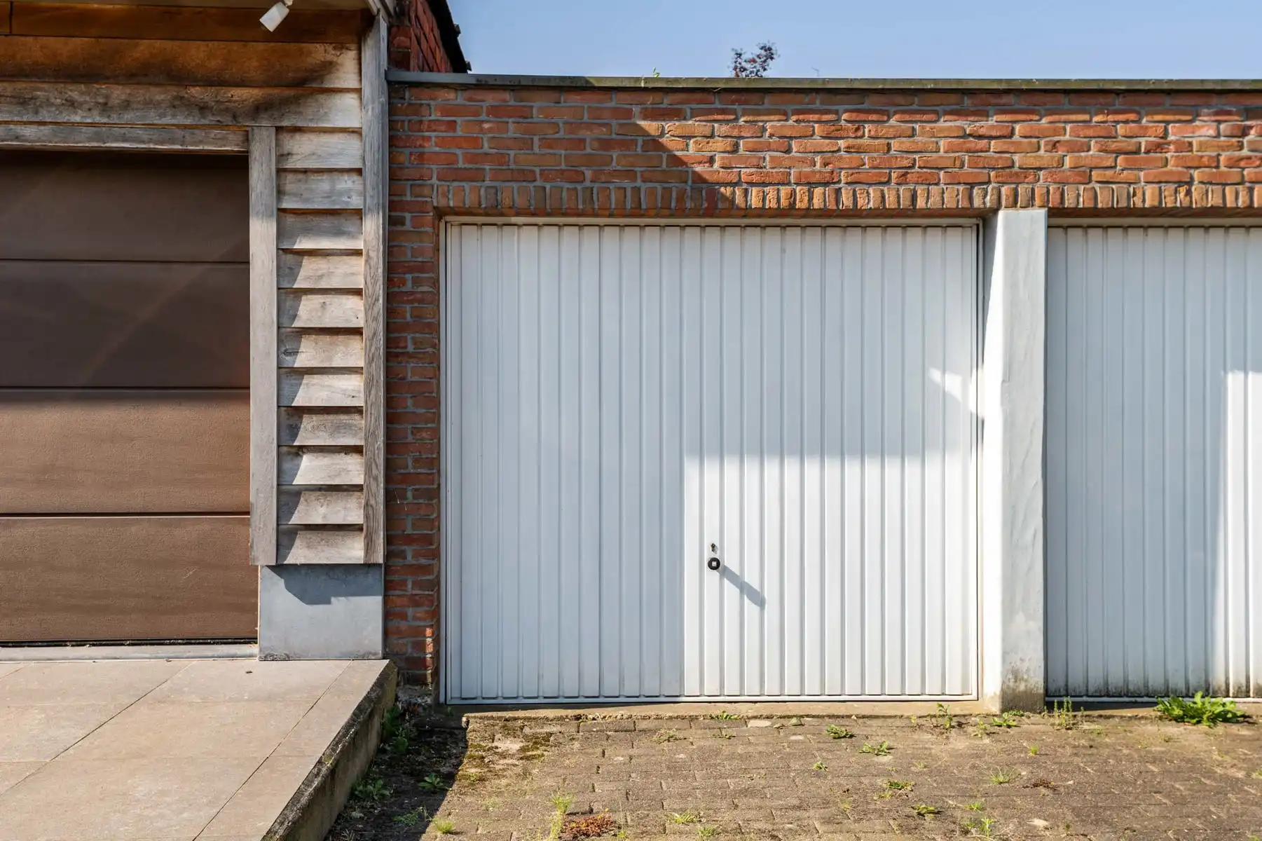 Lichtrijk appartement met garagebox en voorliggende oprit foto 22