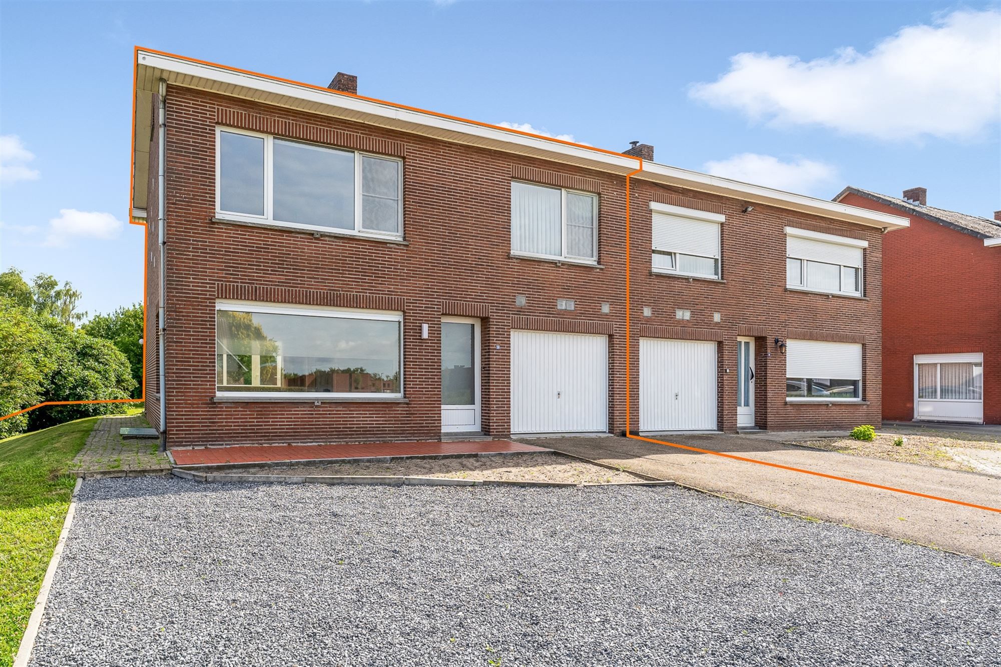 DEELS GERENOVEERDE WONING MET 4 SLPKS OP 989M2 foto 1