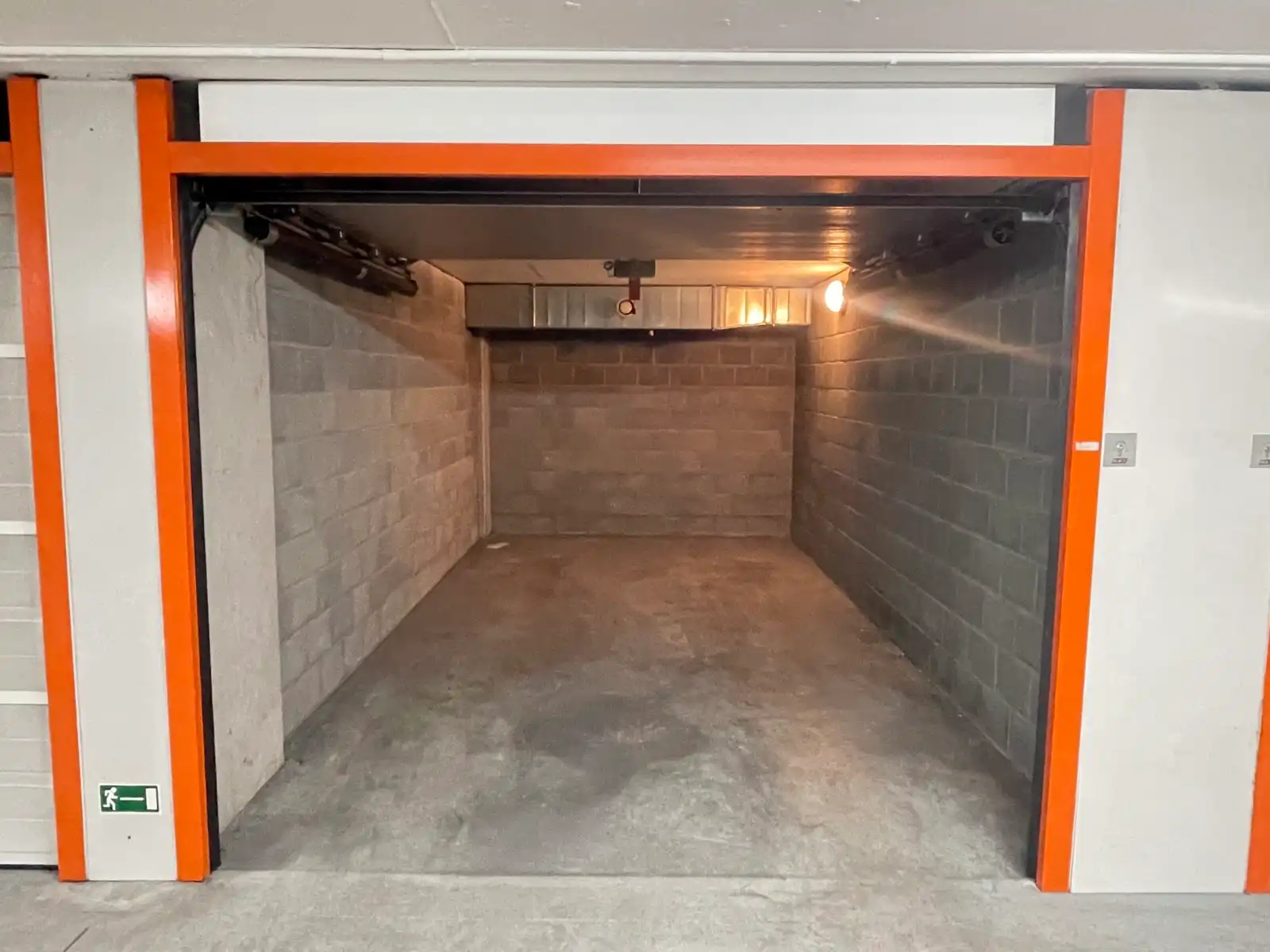 Makkelijk inrijdbare garagebox op niveau -2 onder de Minigolf foto 3