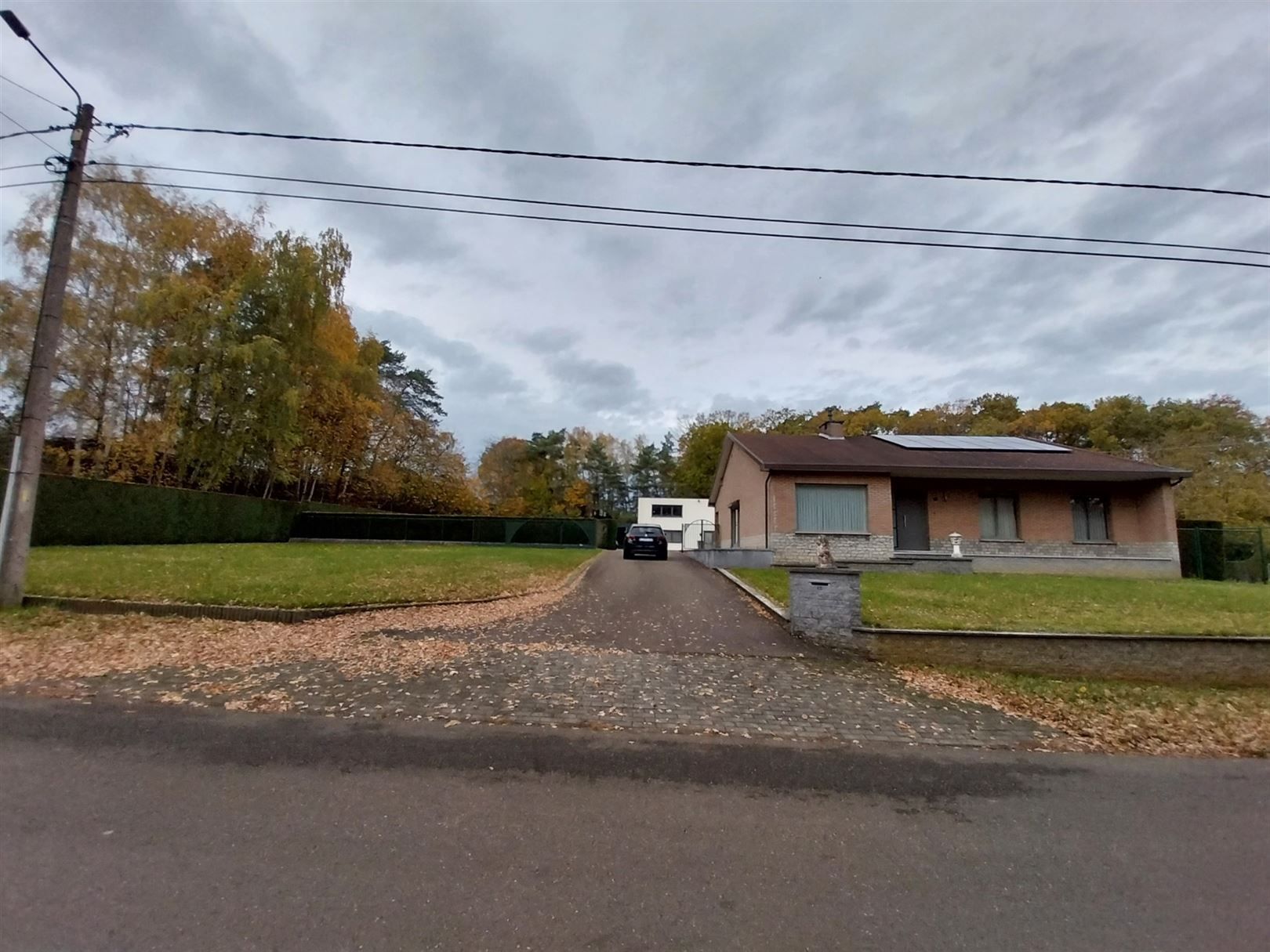 TE HUUR: Vrijstaande ruime woning met 3 slaapkamers en ruime loods! foto 2