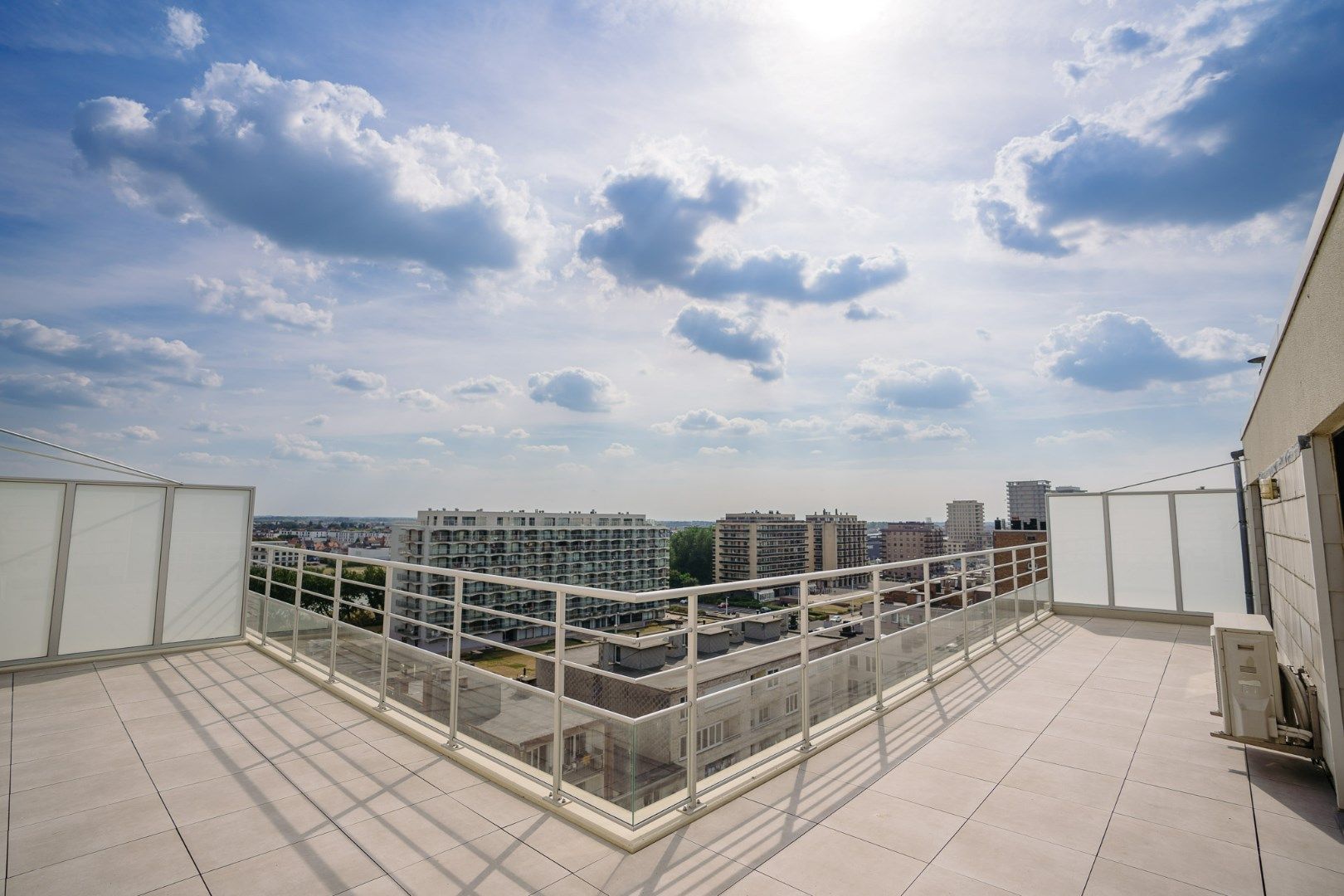 Unieke penthouse met frontaal zeezicht en ruim terras.  foto 12