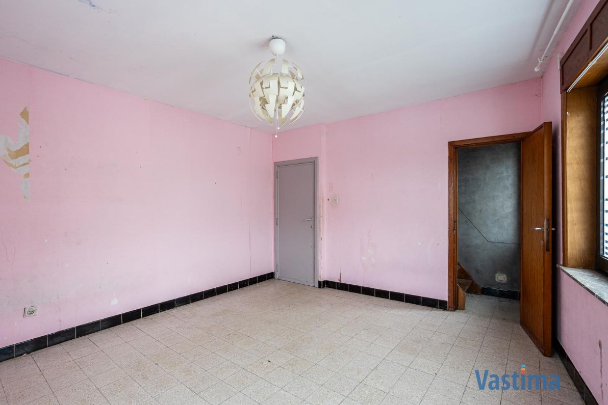 Te renoveren gezinswoning met potentieel op een gunstige locatie foto 14