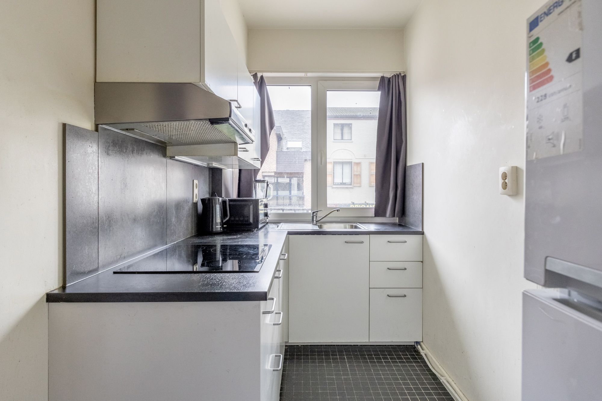 IDEALIS VASTGOED - CENTRAAL GELEGEN 2-SLPKMR APPARTEMENT IN HET CENTRUM VAN LEOPOLDSBURG! – Correct onderhouden appartement op de eerste verdieping (+-88m²) met een aangename leefruimte, aparte keuken, 2 slaapkamers, badkamer en apart toilet. Het appartement beschikt tevens over een lift en een privatieve kelder. Geschikt voor zij die zoeken naar betaalbaar wonen in het centrum van Leopoldsburg. foto 5