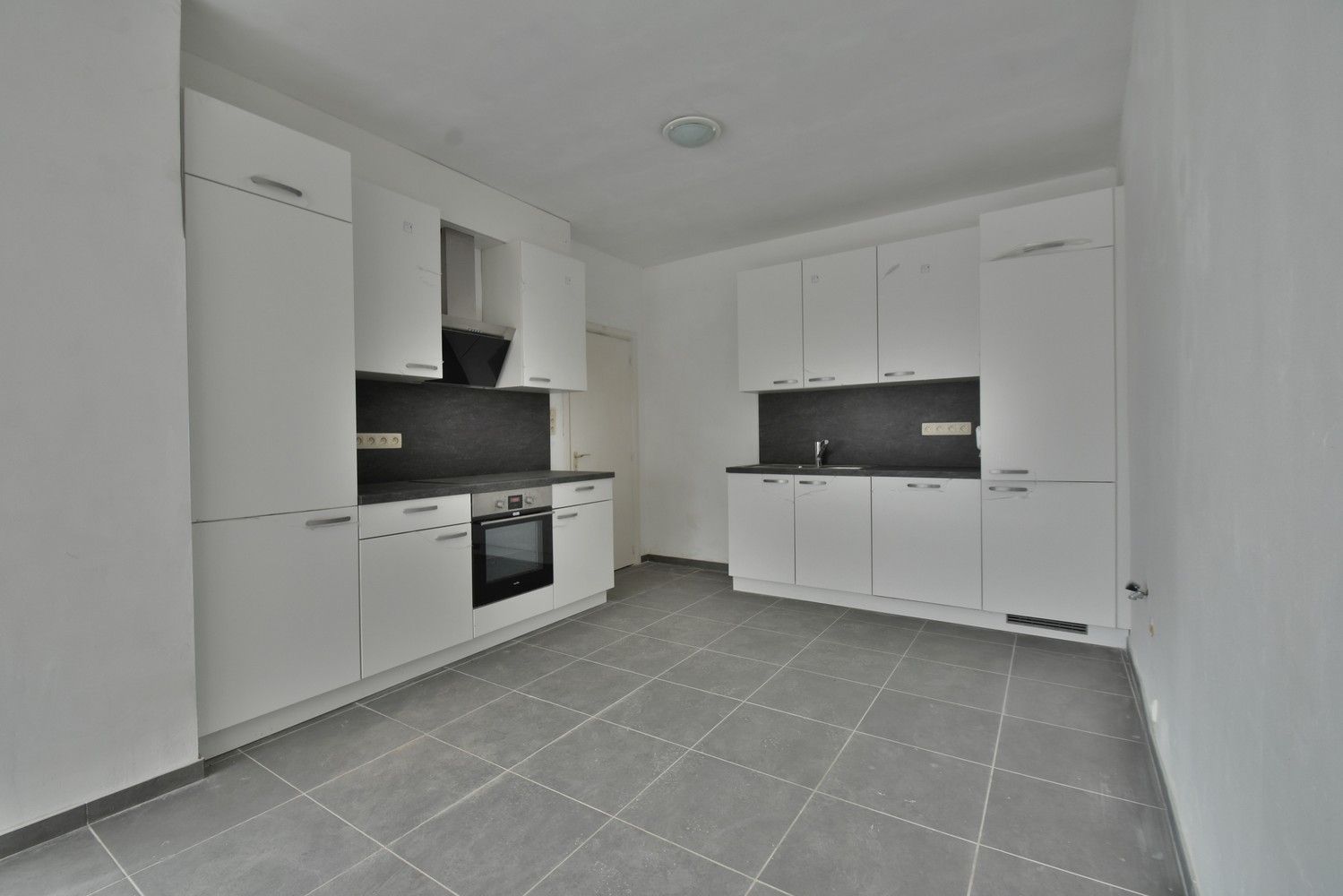 Ruime gerenoveerde woning met maar liefst 7 slaapkamers en handelsmogelijkheden op een gunstige locatie nabij Maastricht foto 11