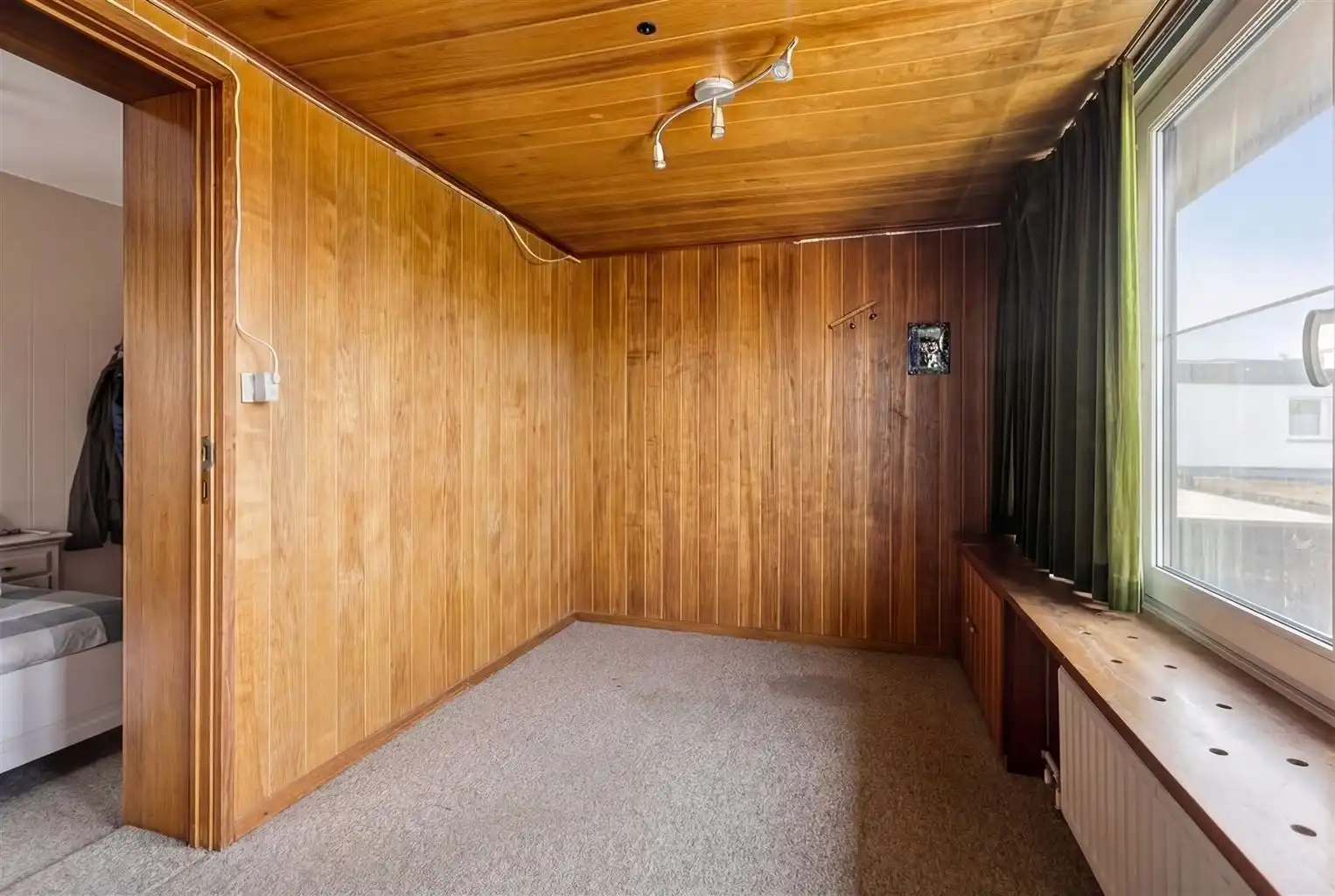 Ruime halfopen stadswoning met 3 slaapkamers, gezellige binnenkoer en achterliggende loods in het centrum van Maaseik. foto 19