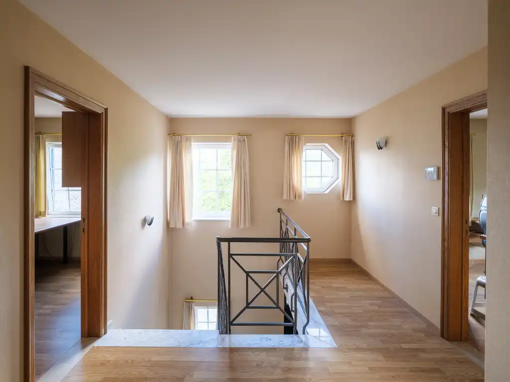 Vrijstaande villa (BJ 2001) met onder meer 6 slaapkamers, 2 badkamers en een dubbele inpandige garage foto 13
