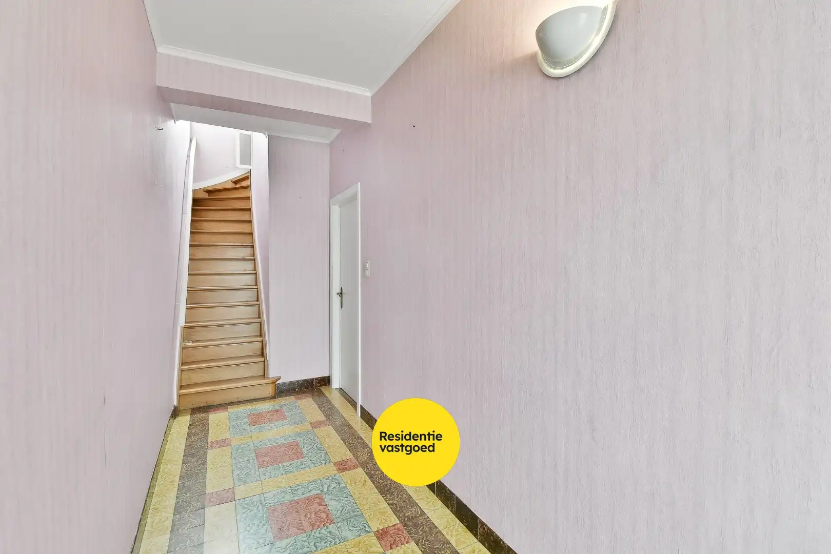 Te renoveren gezinswoning met drie slaapkamers en zongerichte tuin foto 11