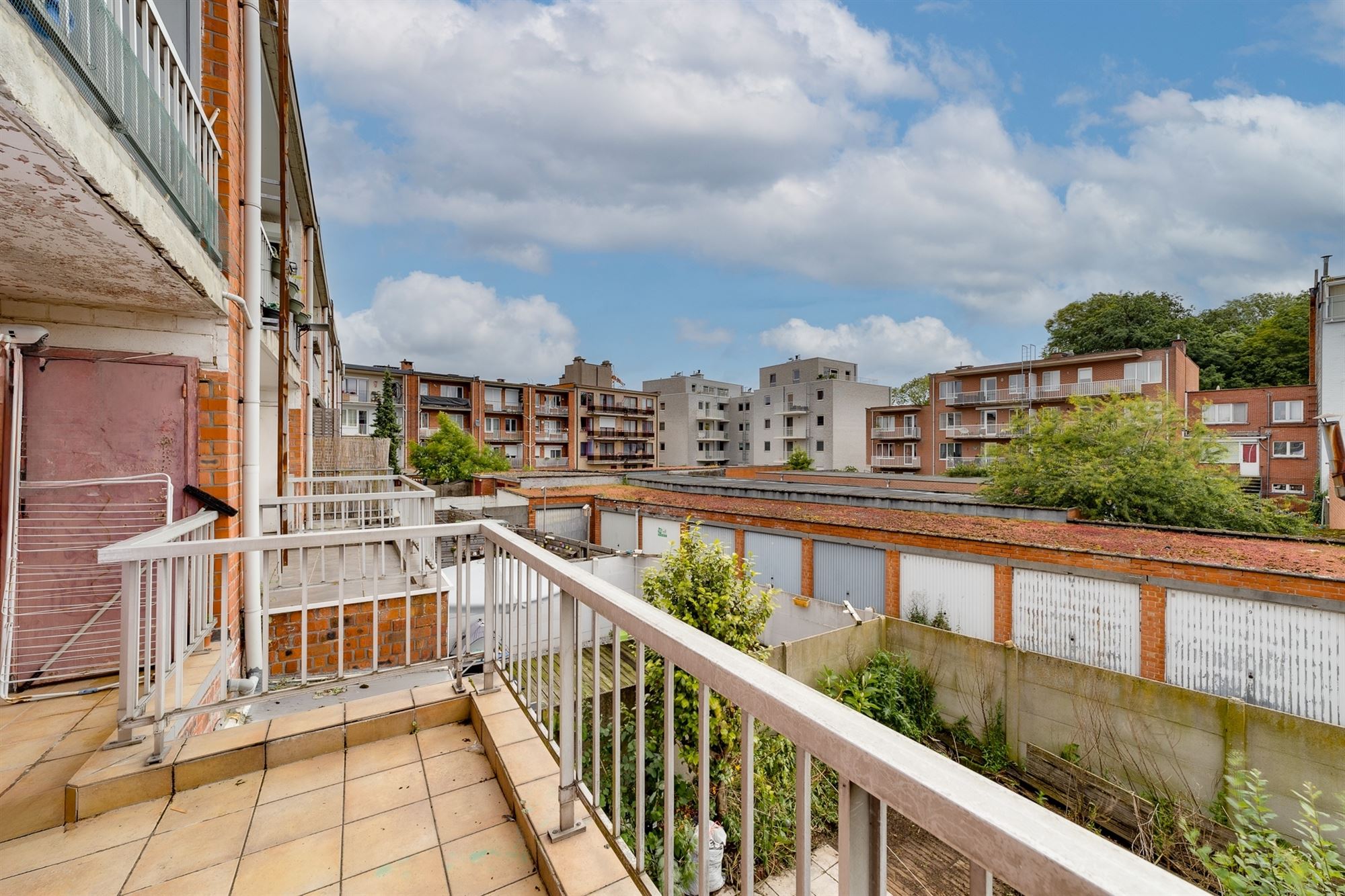 Vergund betonnen gebouw met 3  2 slk-appartementen foto 14