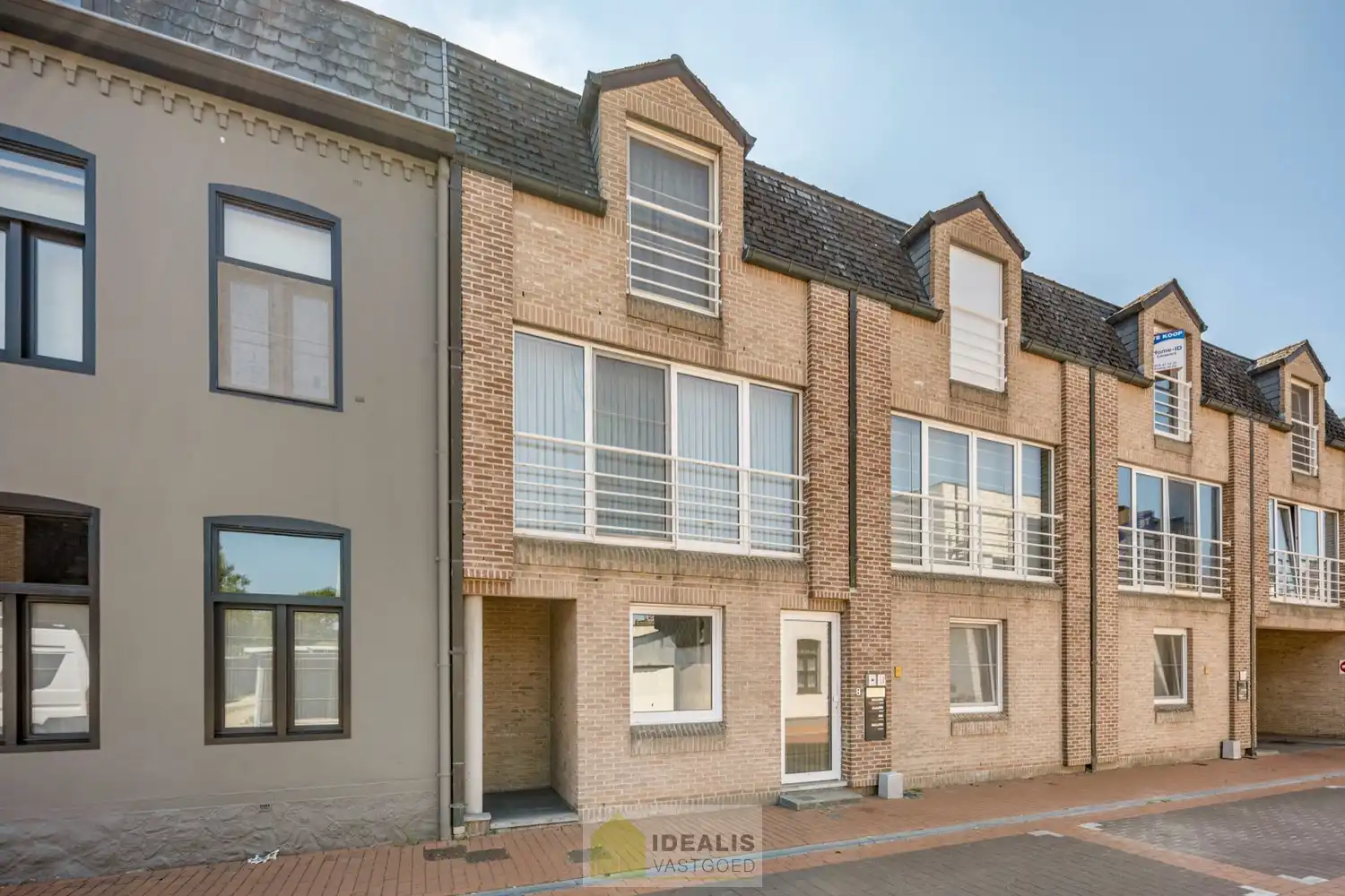 IDEALIS VASTGOED – GELIJKVLOERS APPARTEMENT MET LICHTRIJKE LEEFRUIMTE EN AANSLUITEND RUIME KEUKEN, BADKAMER, 2 SLAAPKAMERS EN GARAGEBOX OP EEN UITERST GUNSTIGE LOCATIE VLAK BIJ HET CENTRUM VAN PELT! foto {{pictureIndex}}