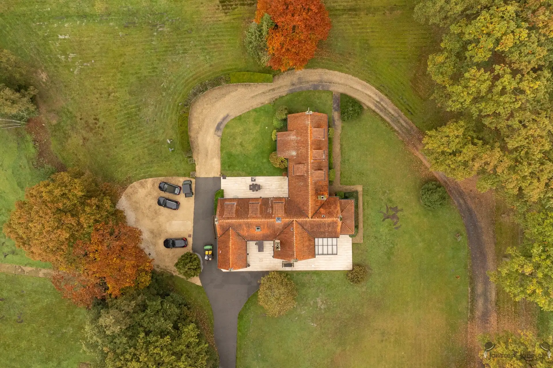 domein van ca.20 ha met 2 woningen foto 5