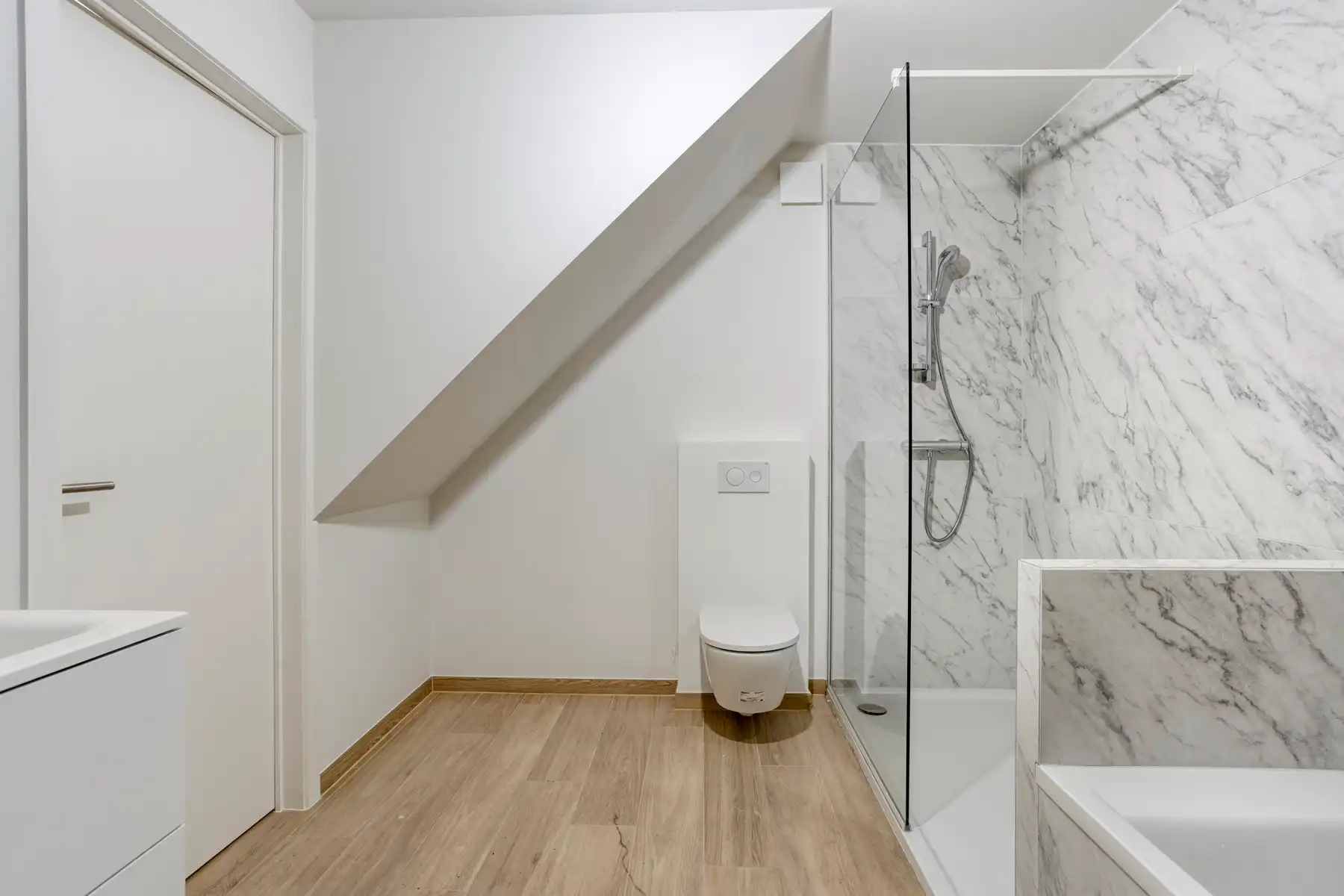 Prachtig gerenoveerd 2-slaapkamerappartement met tuin foto 16