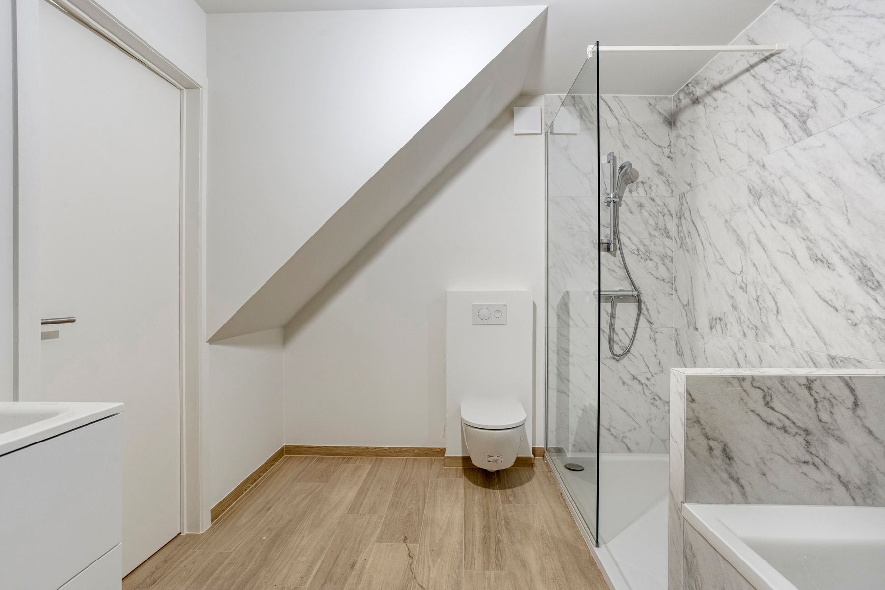 Prachtig gerenoveerd 2-slaapkamerappartement met tuin foto 16