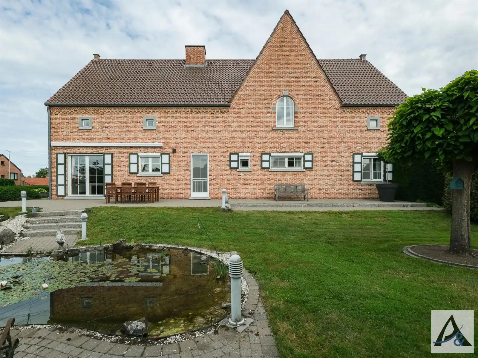 Exclusieve villa met ruime loods in hartje Munsterbilzen foto 8