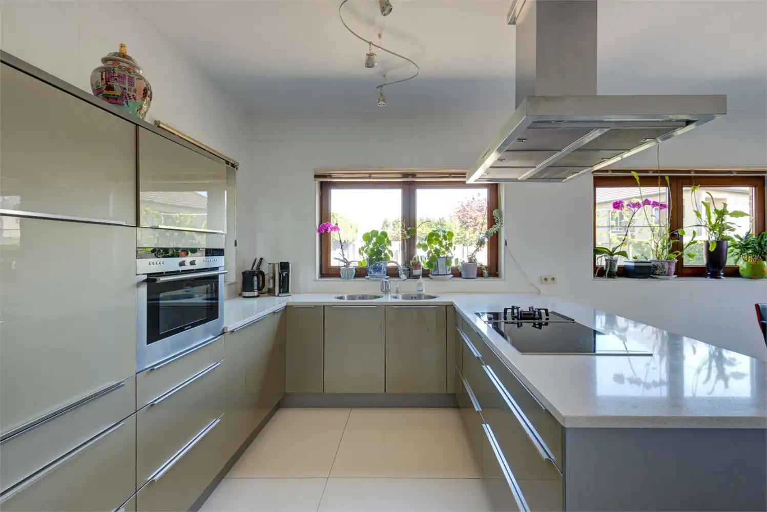 UNIEKE VILLA MET 6 SLAAPKAMERS EN 3 BADKAMERS IN VELDWEZELT foto 9