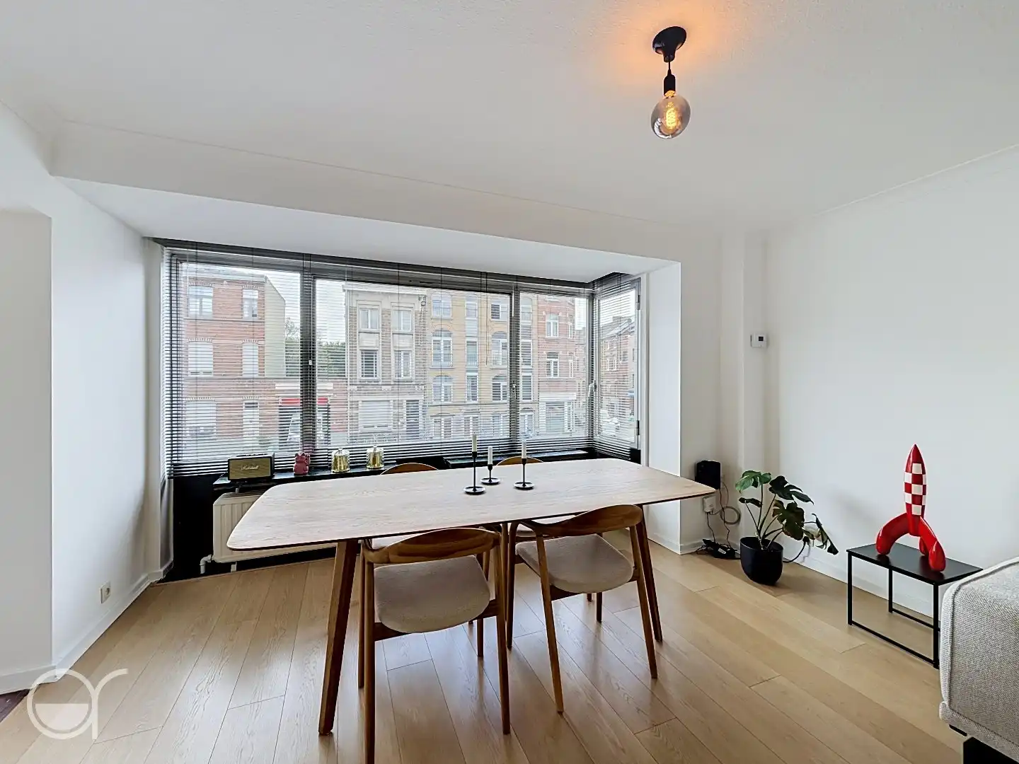 Ruim gezellig twee slaapkamer appartement met garagebox foto 2