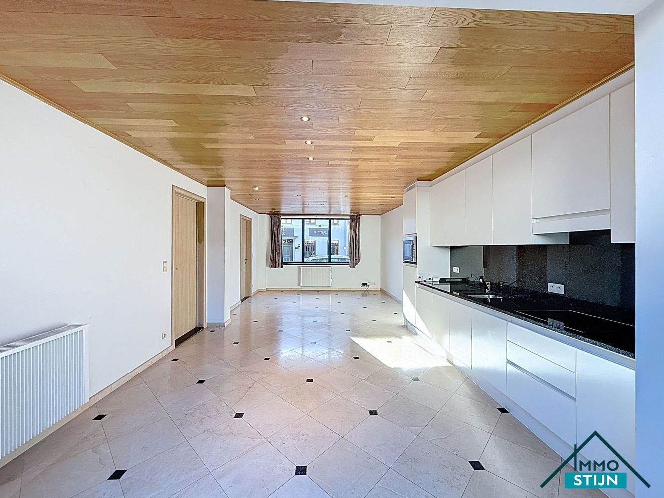 Centraal gelegen woning met garage foto 2