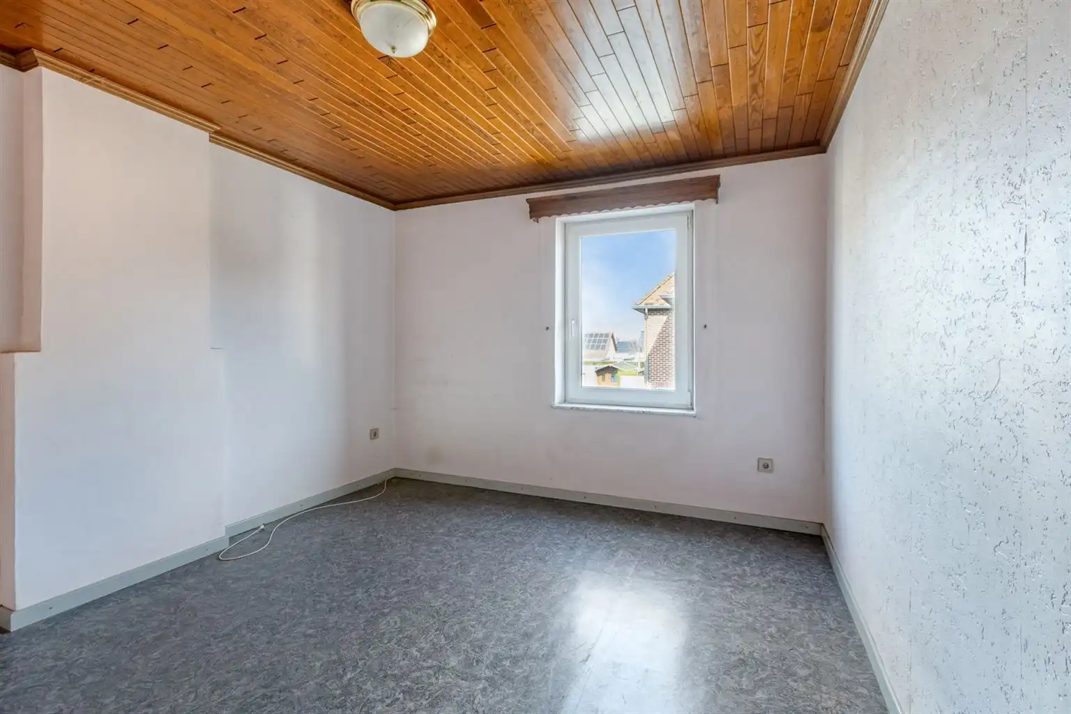 Charmante halfopen bebouwing met 3 slaapkamers, omheinde tuin en zonnepanelen, gunstig gelegen nabij het centrum van Maaseik. foto 21