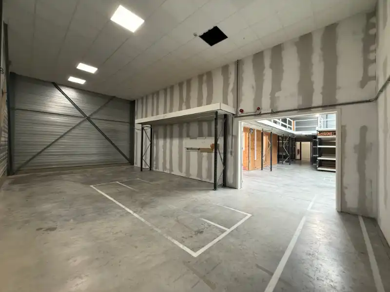 GENK: Bedrijfsgebouw met magazijn, atelier, kantoren en appartement foto 7