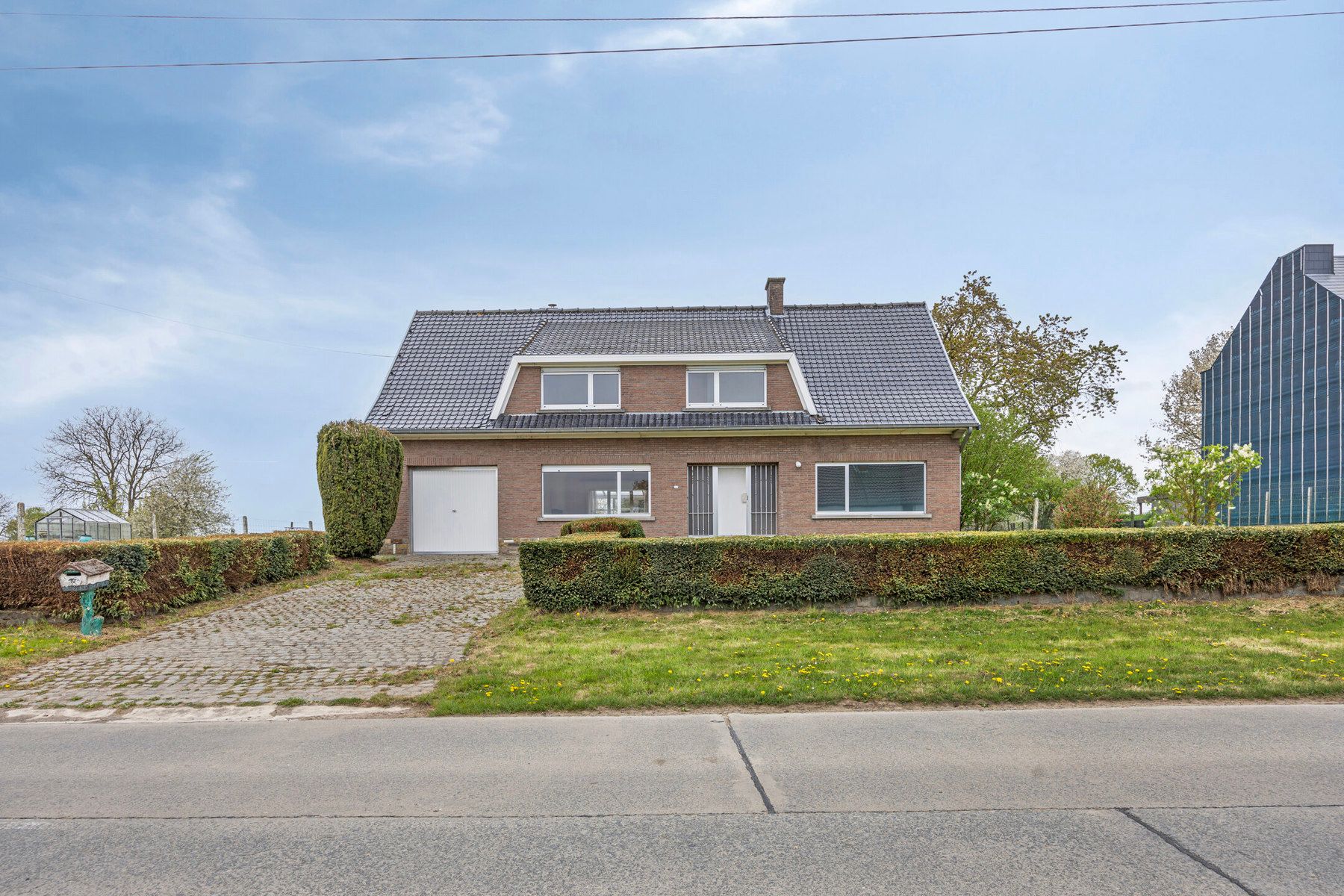 Ruime woning met potentieel op perceel van 13a70ca. foto 2