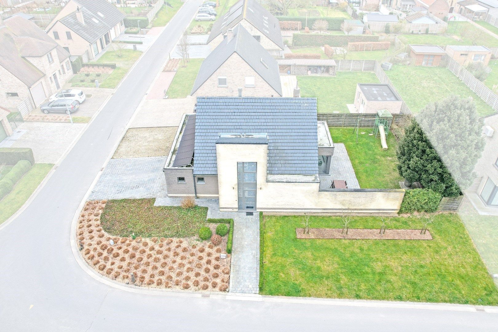 Ruime en lichtrijke villa te rustige woonwijk. foto 20