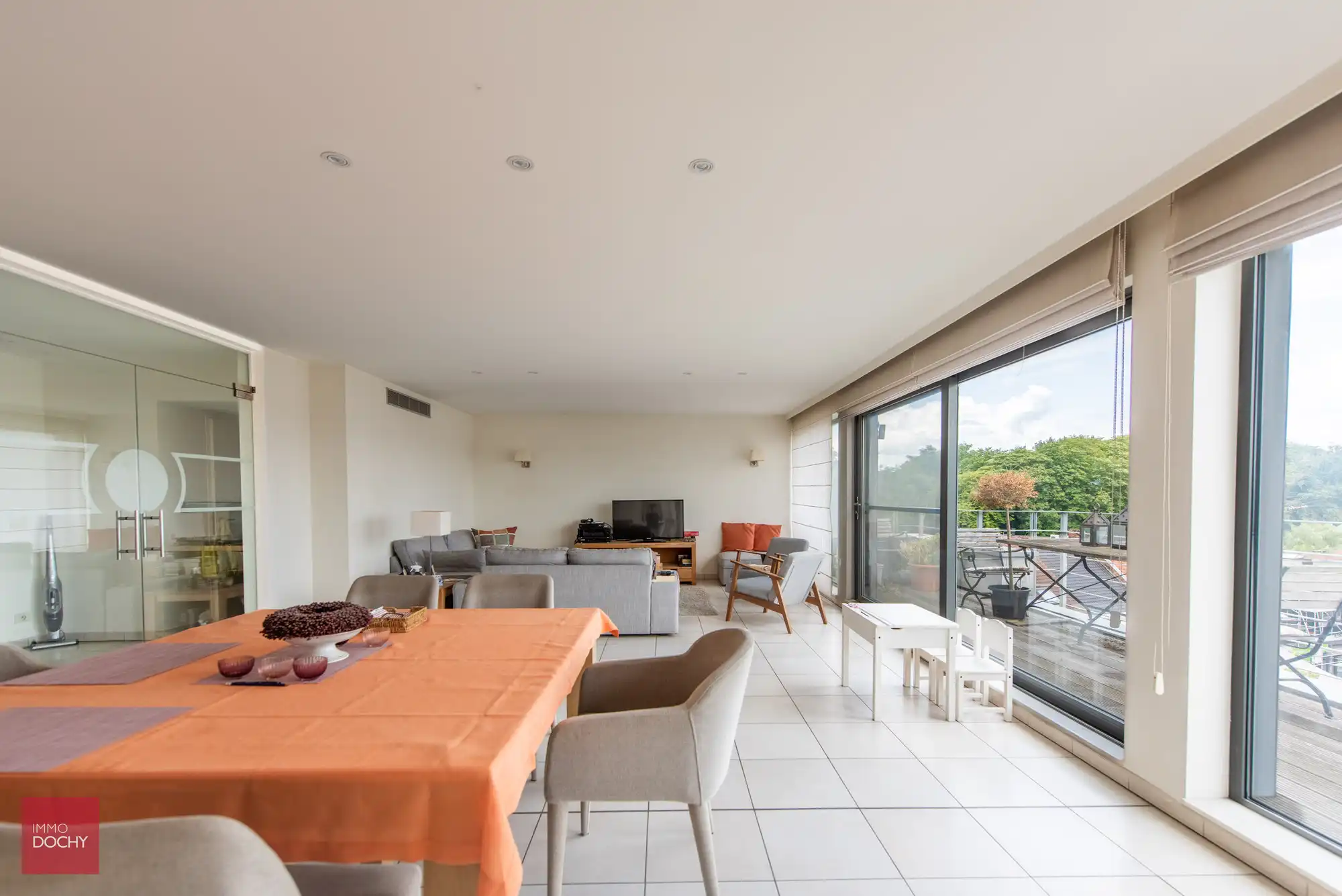 Heel ruim appartement op topligging met zicht op de markt foto 3