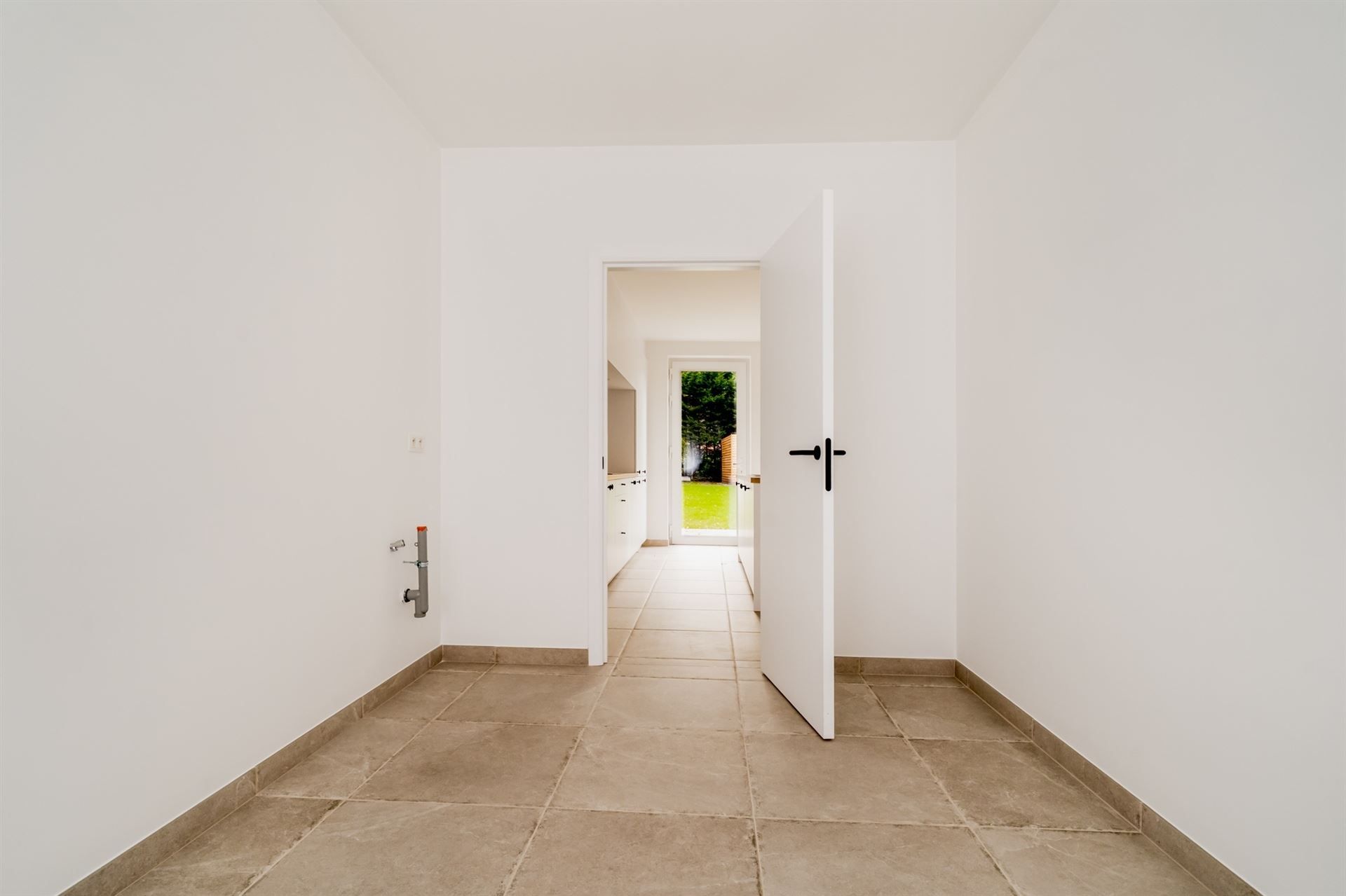 Moderne nieuwbouwwoning met 4 slpkm, tuin en garage  foto 10