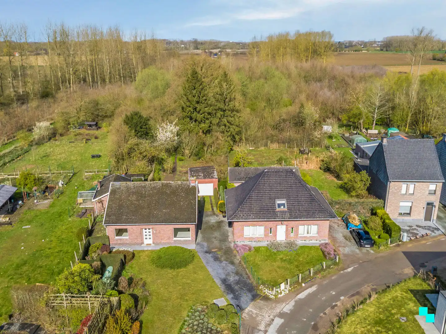 Hoofdfoto van de publicatie: Renovatieproject met uitgestrekte tuin in groene omgeving