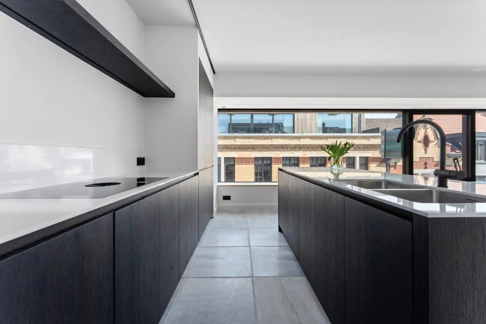 Luxueus gerenoveerd 2 slaapkamer appartement met autostaanplaats in het hartje van Nieuwpoort Stad foto {{pictureIndex}}