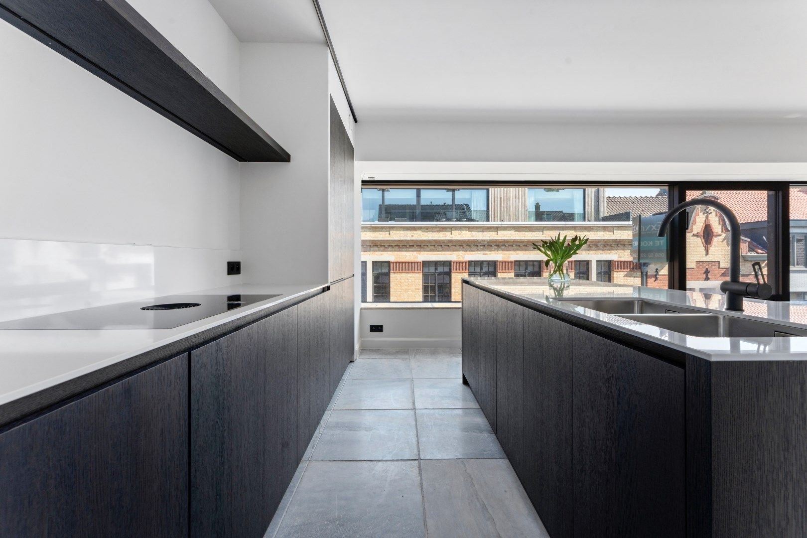 Luxueus gerenoveerd 2 slaapkamer appartement met autostaanplaats in het hartje van Nieuwpoort Stad foto 3