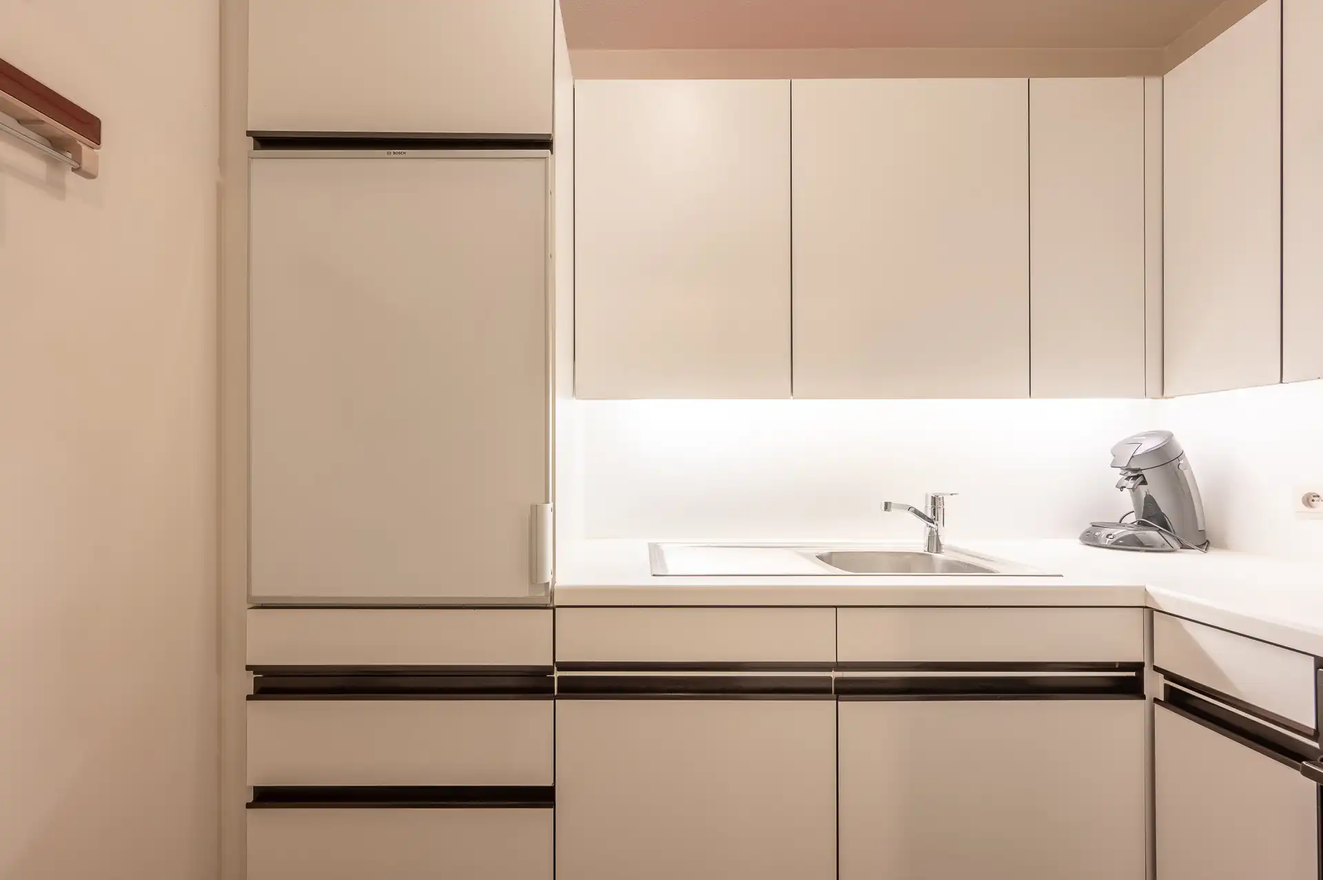 Gemeubeld: Gezellige ruime studio in een zijstraat van de zeedijk! foto 4