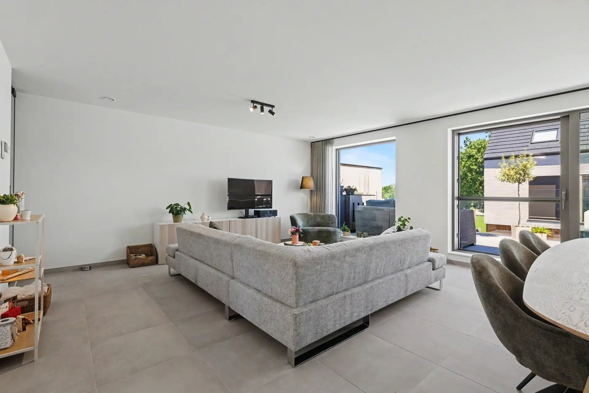 Ruime triplex woning met 3 slaapkamers en 2 parkeerplaatsen nabij het centrum van Stekene (159m²) foto 5