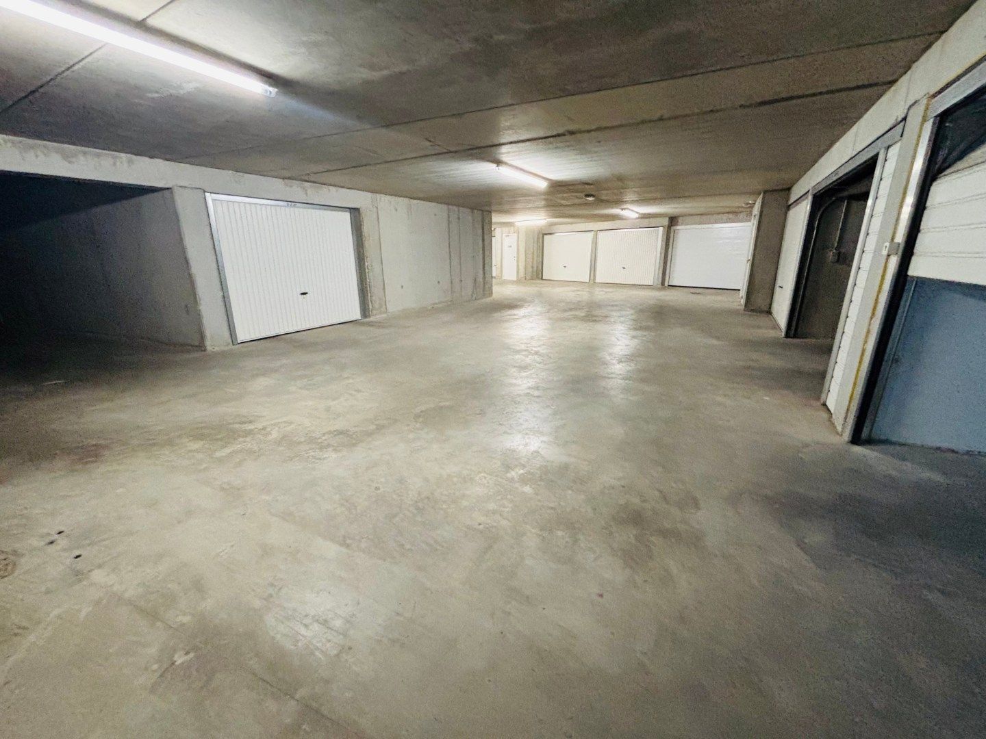 Grote garagebox met sectionale poort in mooie residentie op topligging foto 6