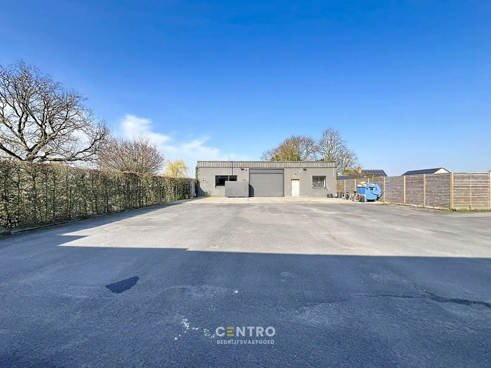 Magazijnen met kantoorgedeelte, garages én RUIM verhard buitenterrein, rustig gelegen in centrum Hooglede! foto {{pictureIndex}}